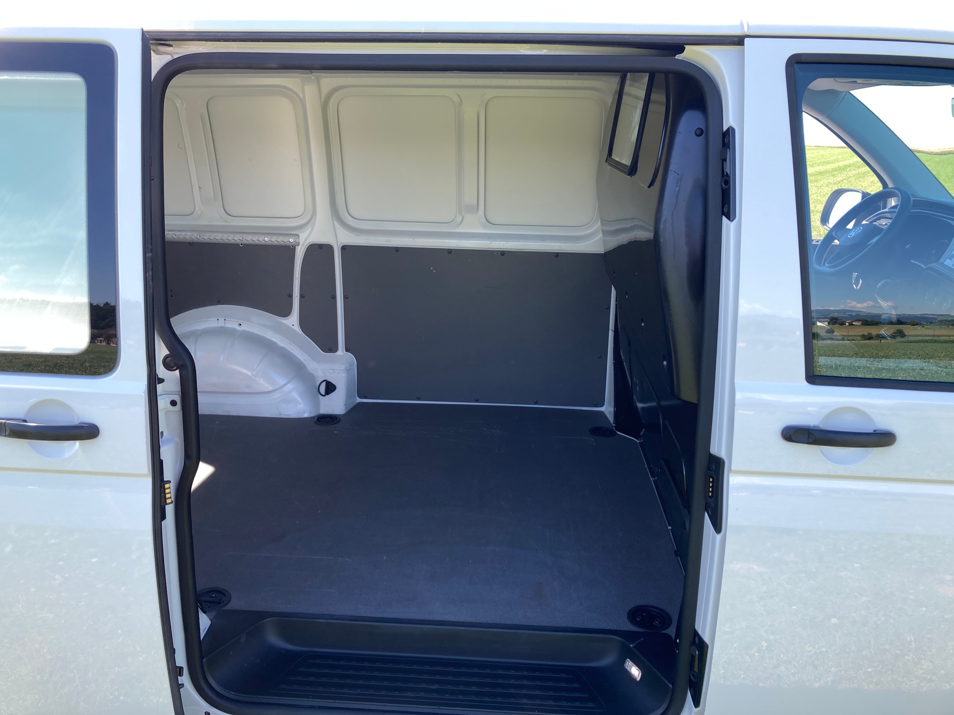 VW T6.1 2.0 TDI mit Hebebühne-image-8