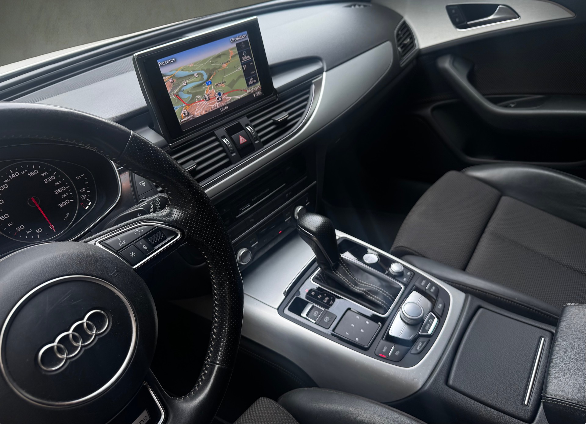 AUDI A6 Avant 2.0 TDI S-tronic S-Line-image-9