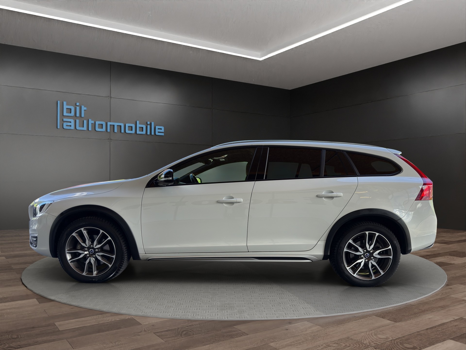 VOLVO V60 Cross Country D4 Summum Geartronic-image-2