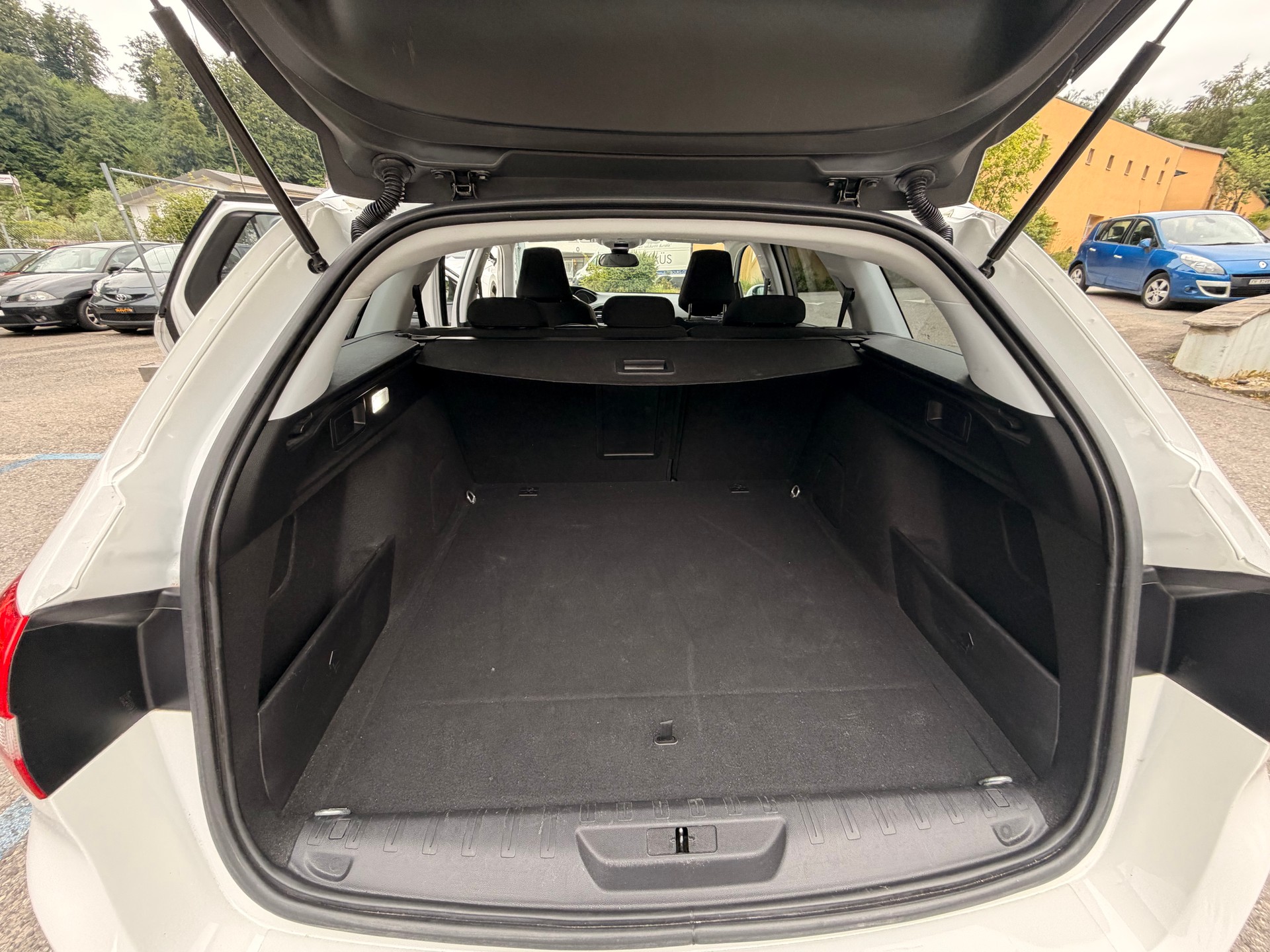 PEUGEOT 308 SW 1.5 BlueHDI Active Pack EAT8-image-10