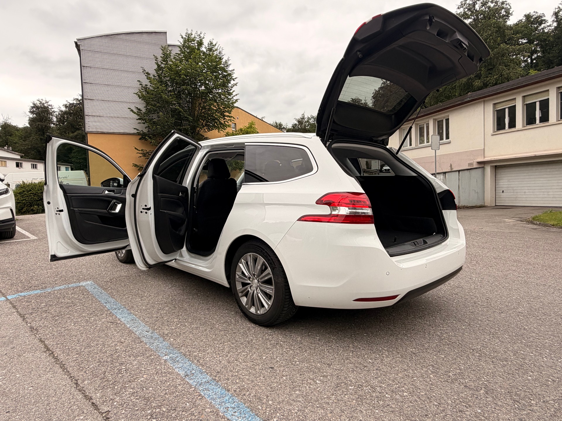PEUGEOT 308 SW 1.5 BlueHDI Active Pack EAT8-image-17