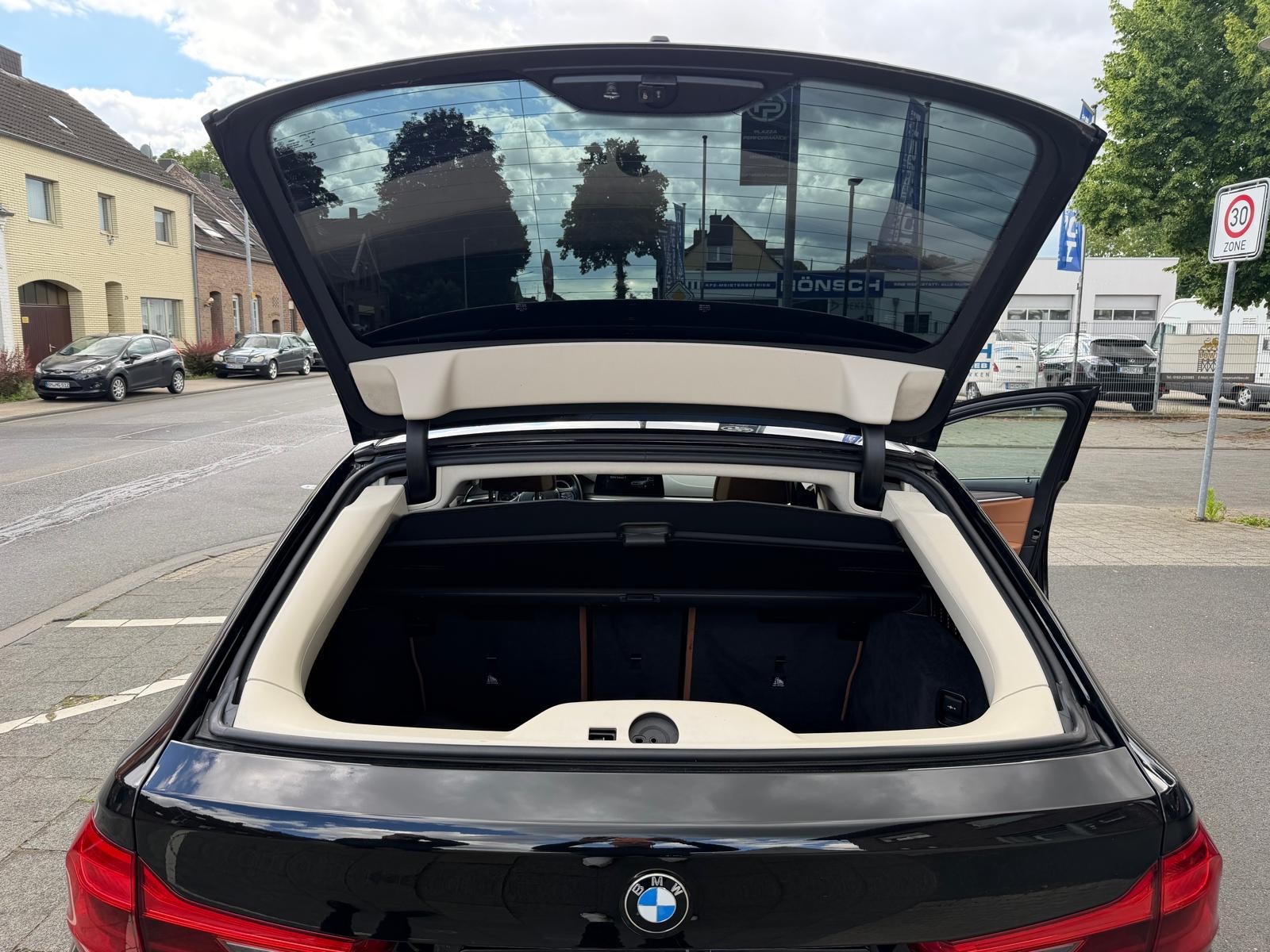 BMW BMW 540d xDrive Touring Luxury Line-image-0