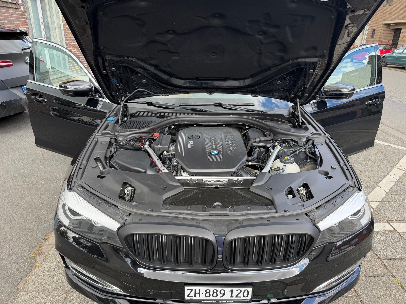 BMW BMW 540d xDrive Touring Luxury Line-image-2