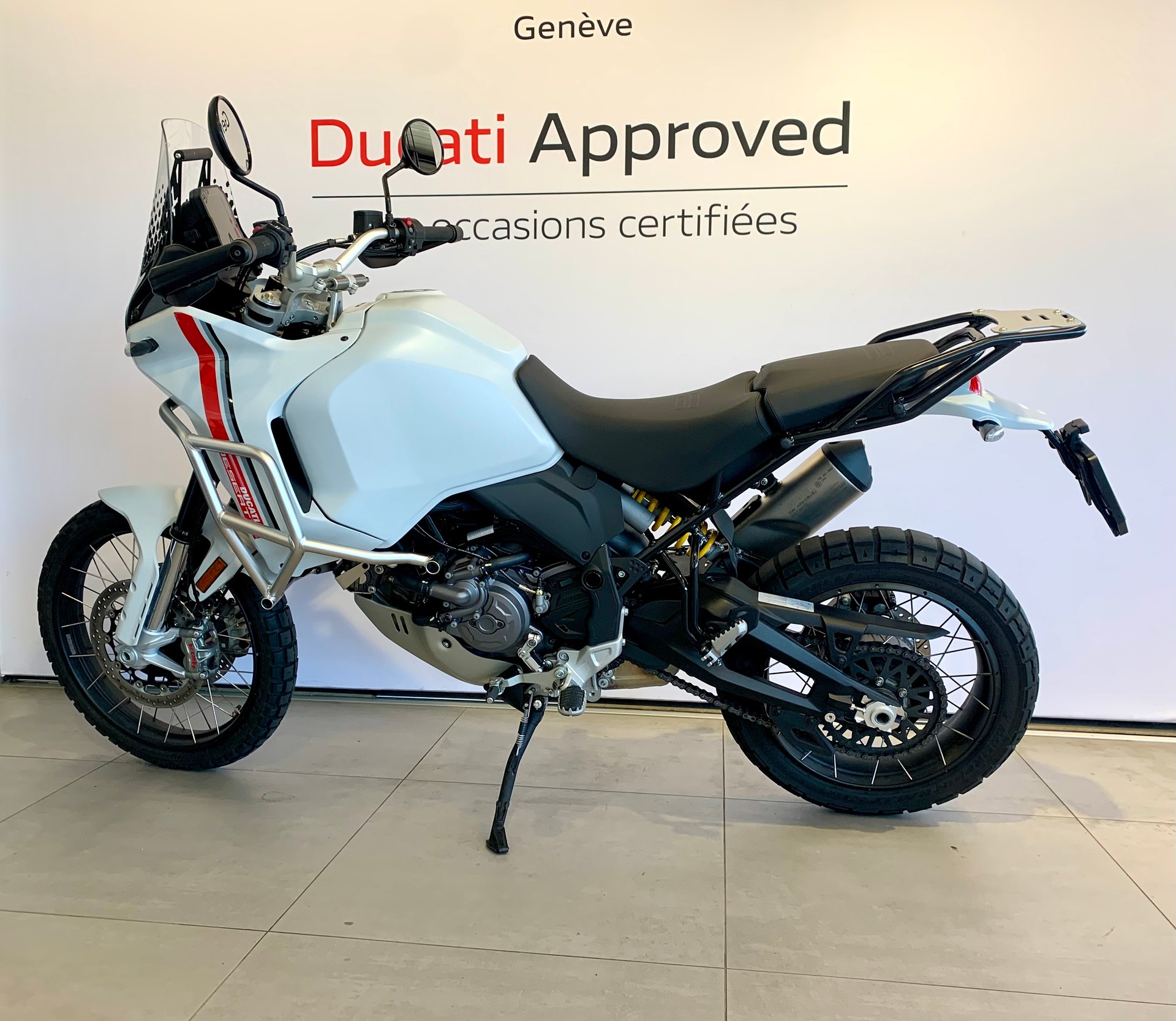 DUCATI Desert X-showroom-element-1