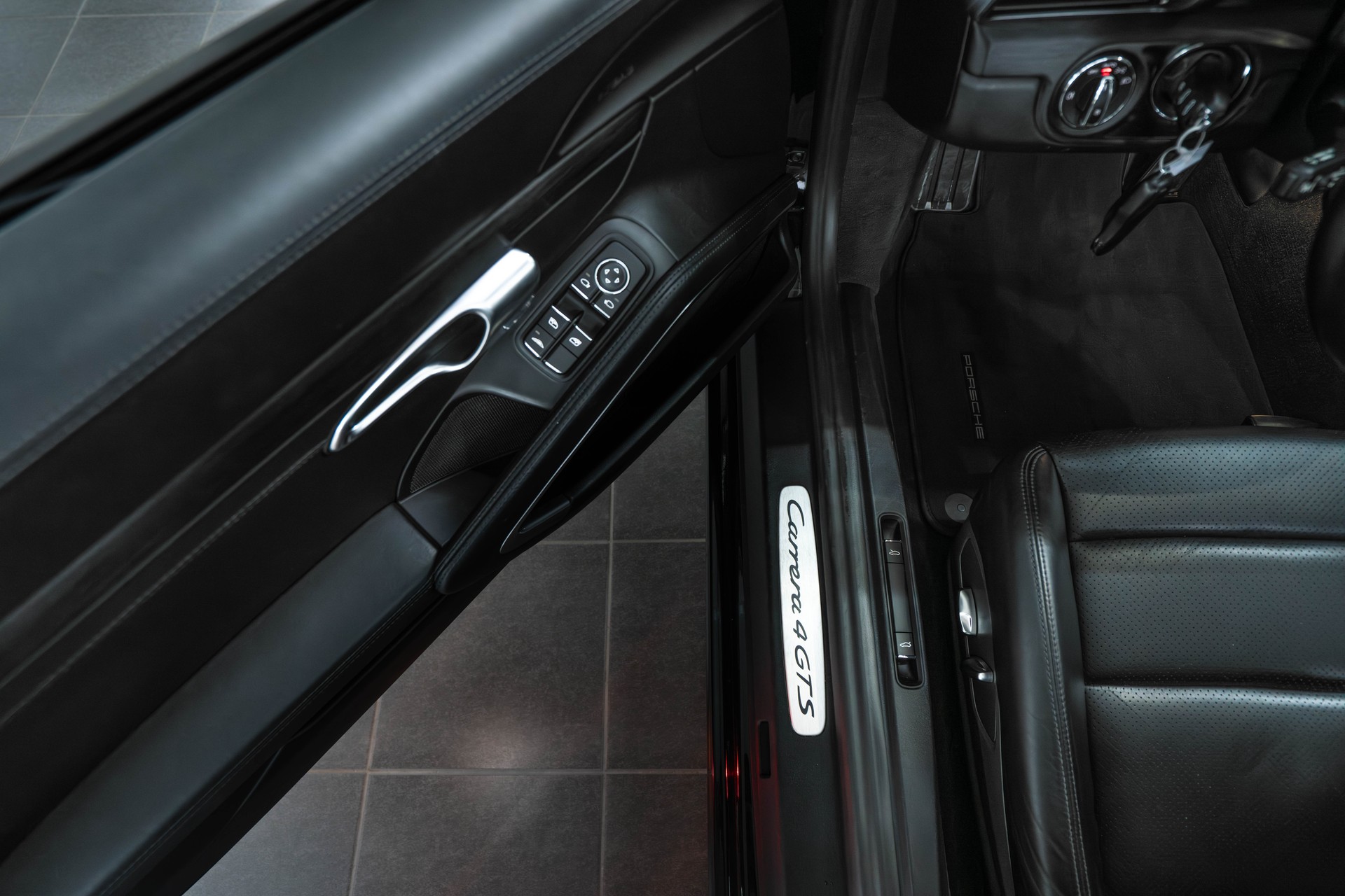 PORSCHE 911 Carrera 4 GTS Cabrio PDK-image-18