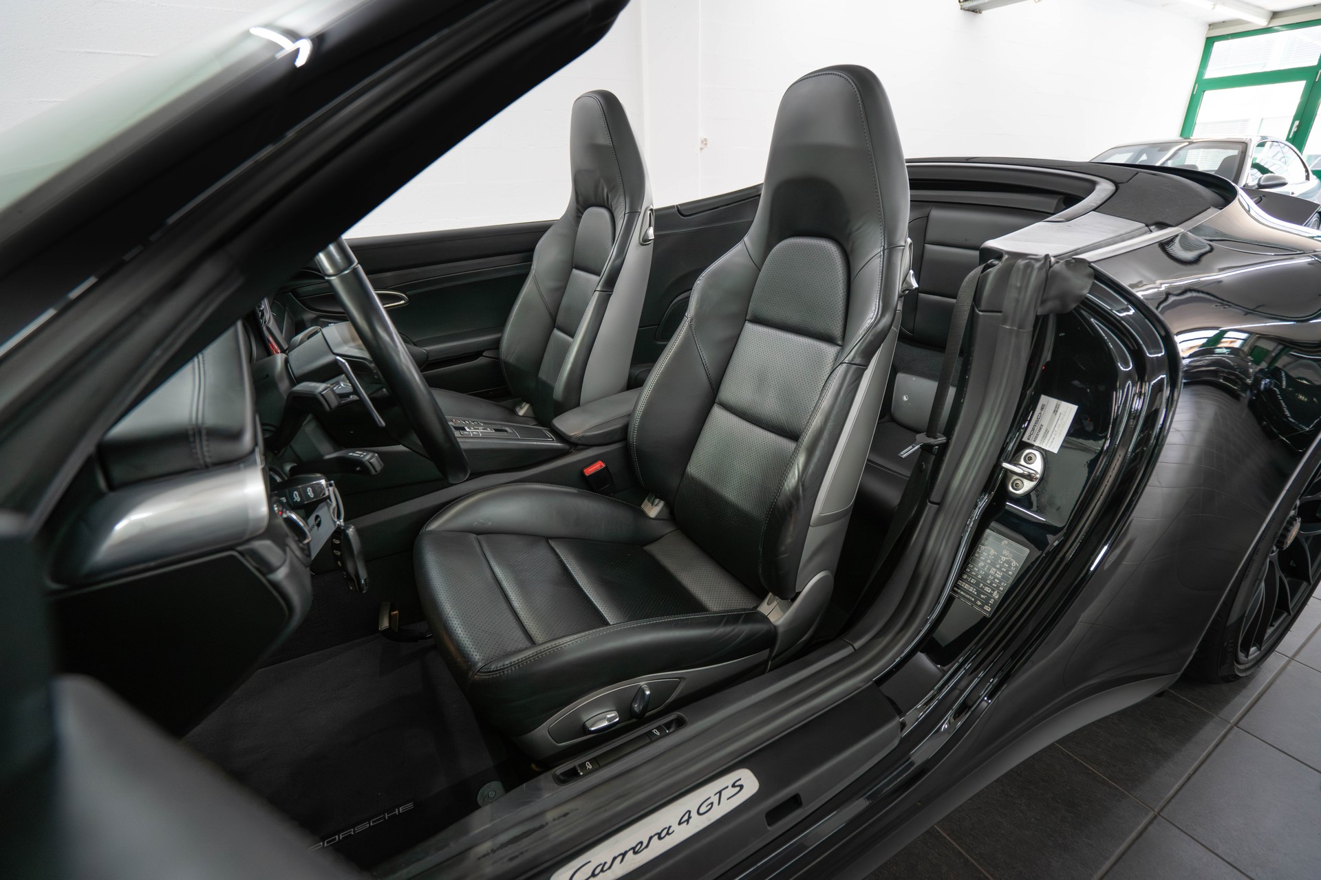 PORSCHE 911 Carrera 4 GTS Cabrio PDK-image-12