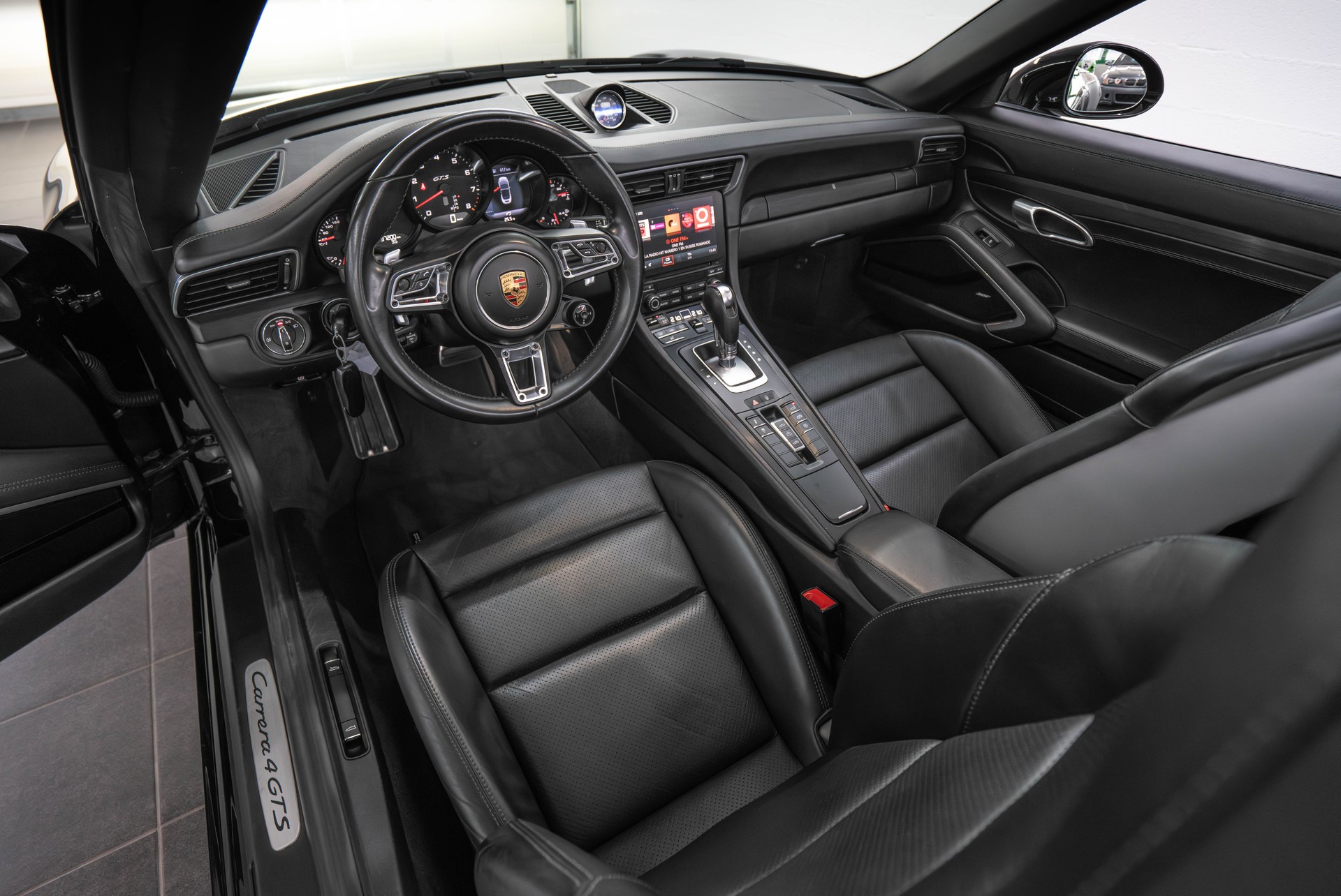 PORSCHE 911 Carrera 4 GTS Cabrio PDK-image-11