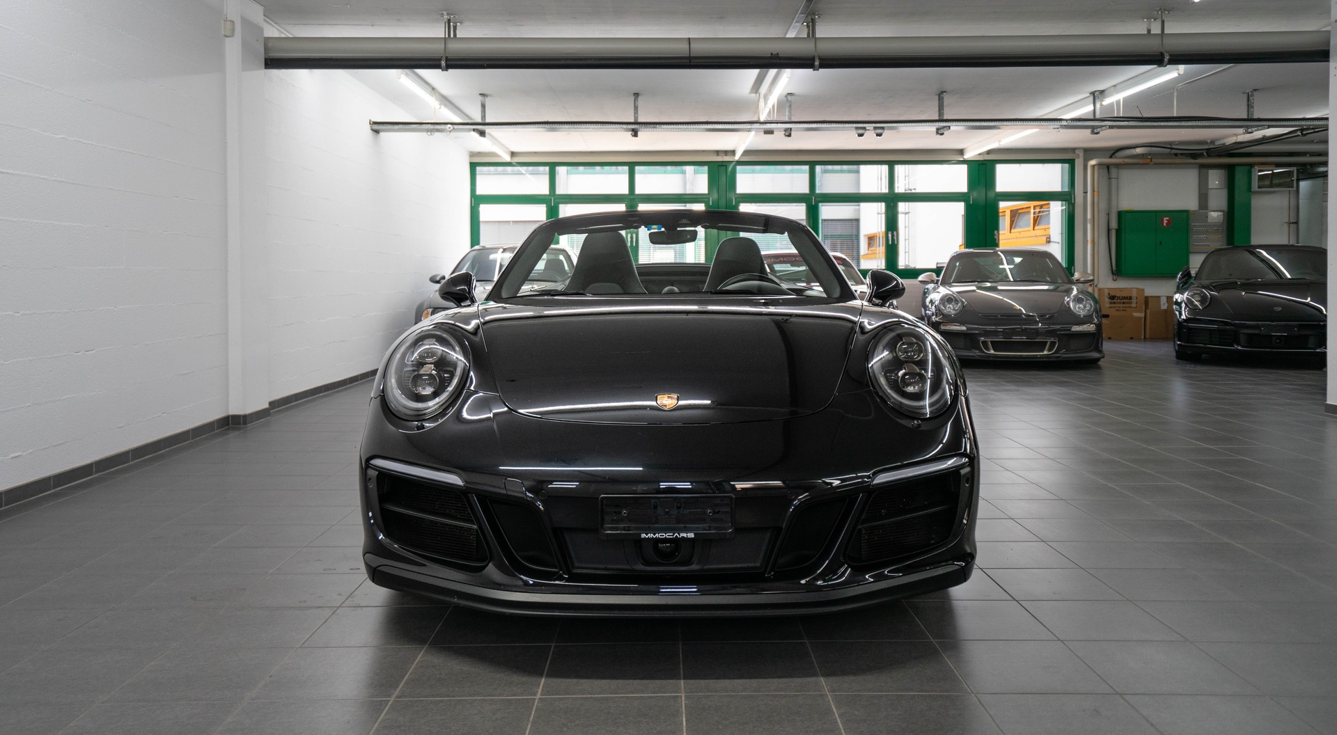 PORSCHE 911 Carrera 4 GTS Cabrio PDK-image-1