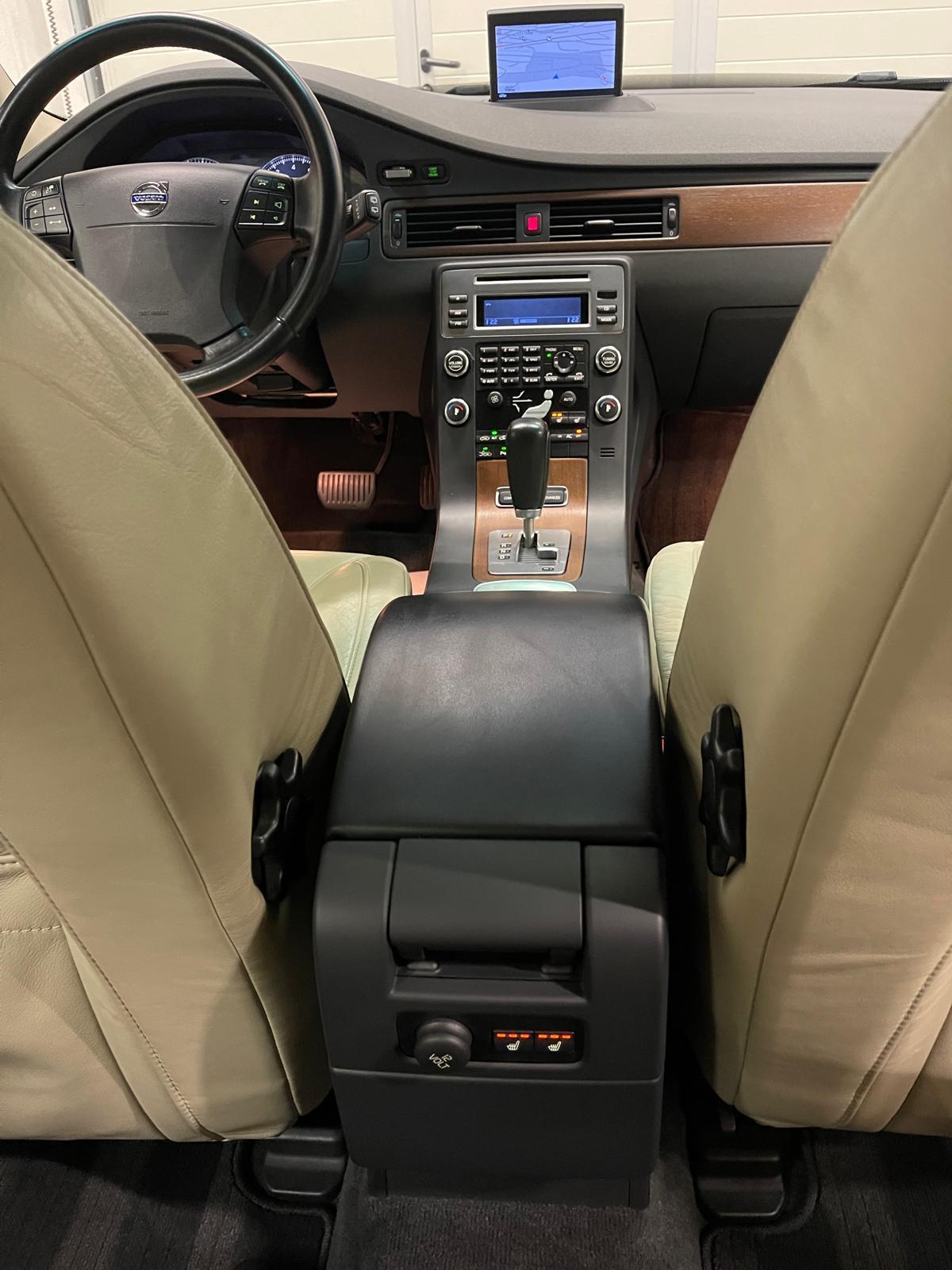 VOLVO V70 3.2 Summum-image-14