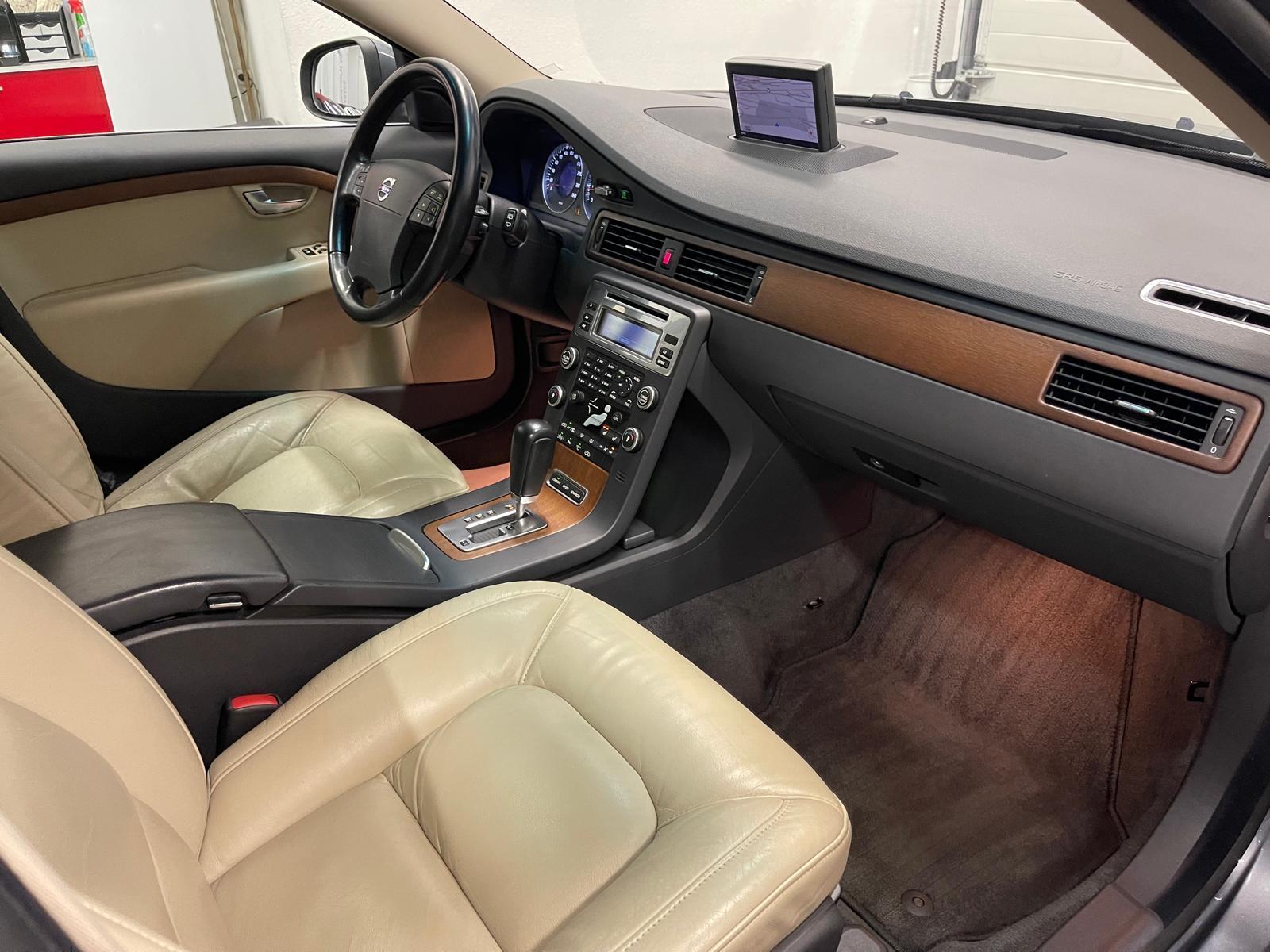 VOLVO V70 3.2 Summum-image-10