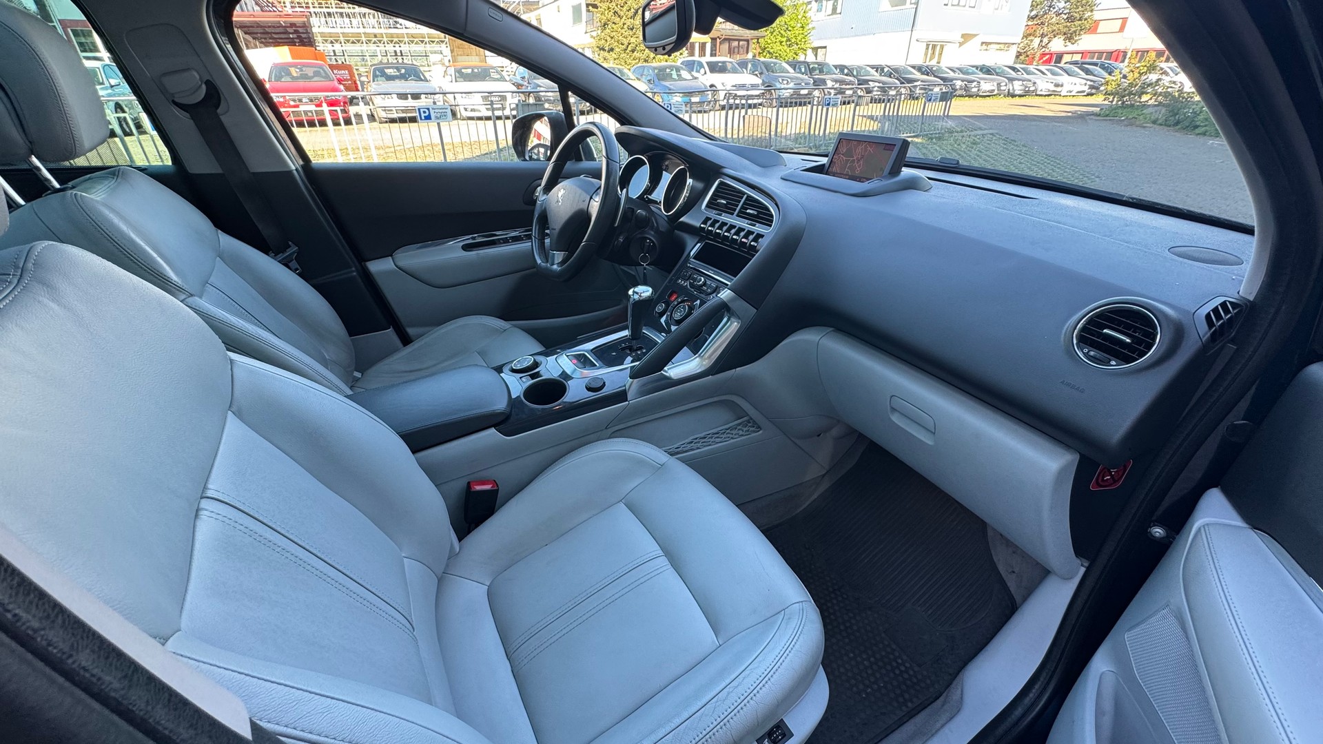 PEUGEOT 3008 1.6 HDI Sport Pack EGS6-image-8