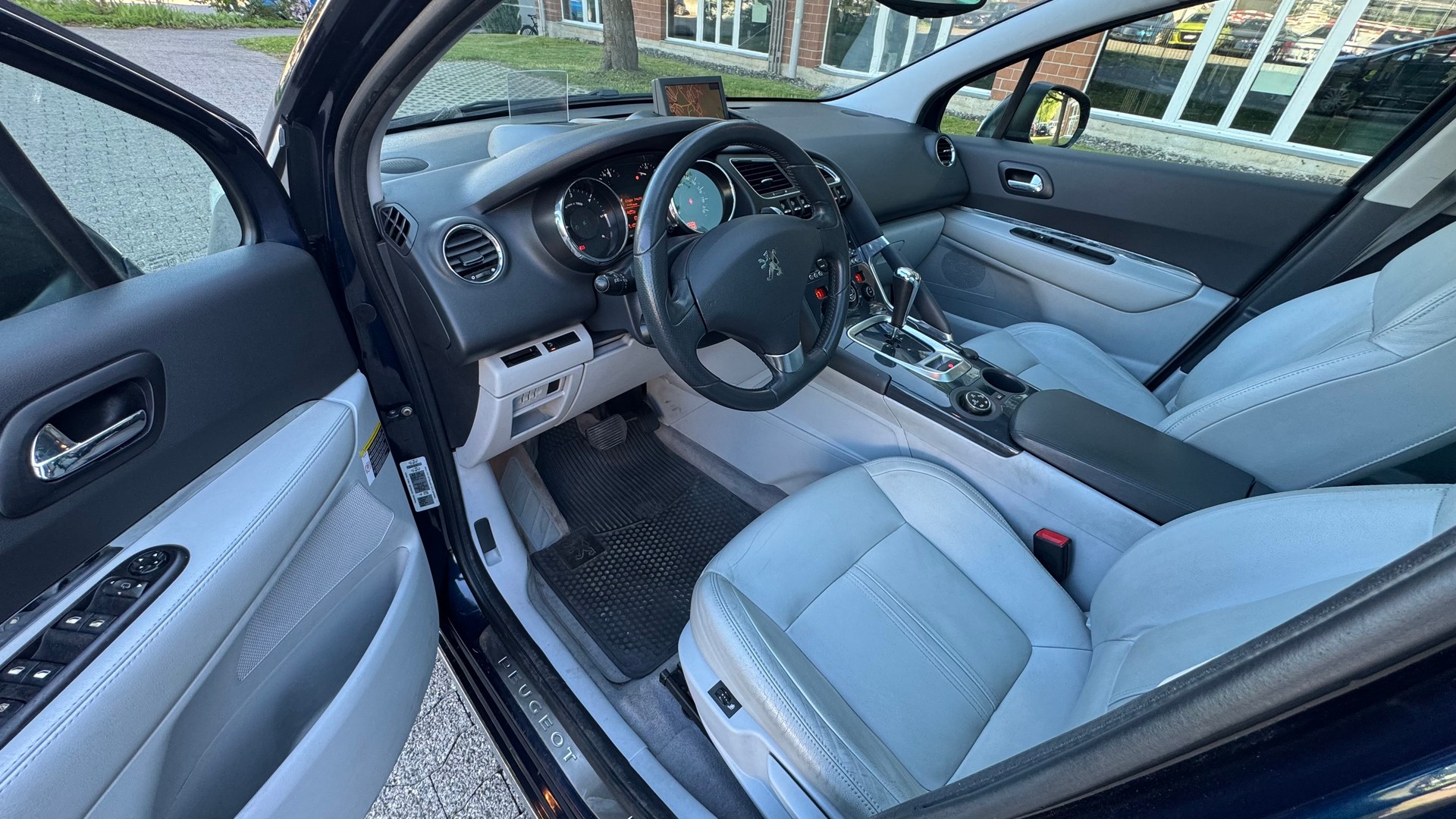 PEUGEOT 3008 1.6 HDI Sport Pack EGS6-image-5