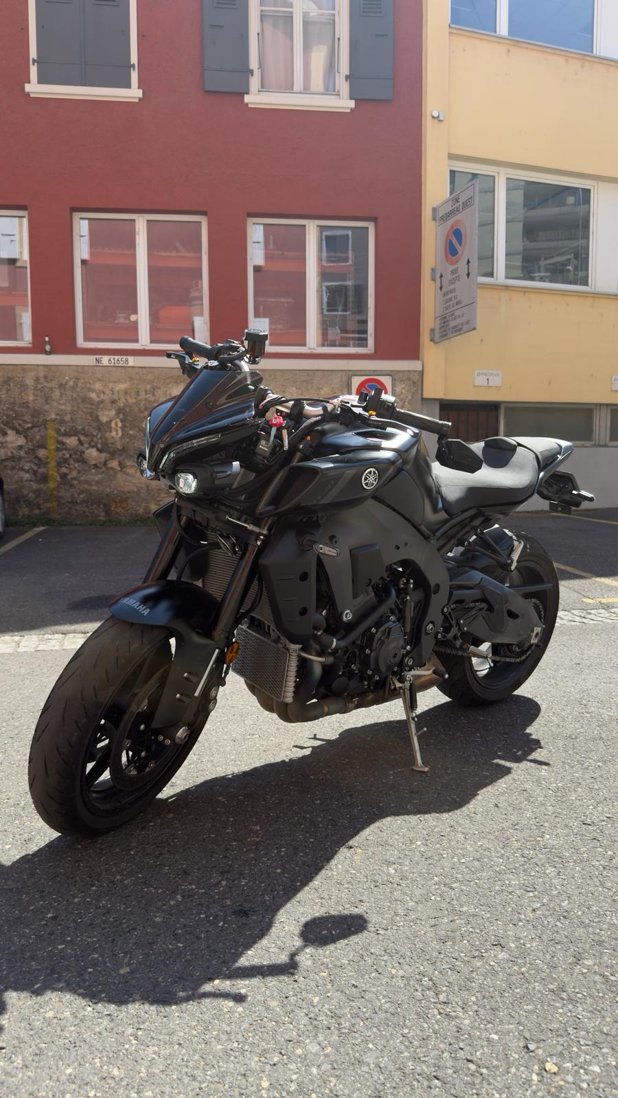 YAMAHA MT-10 ABS-showroom-element-1