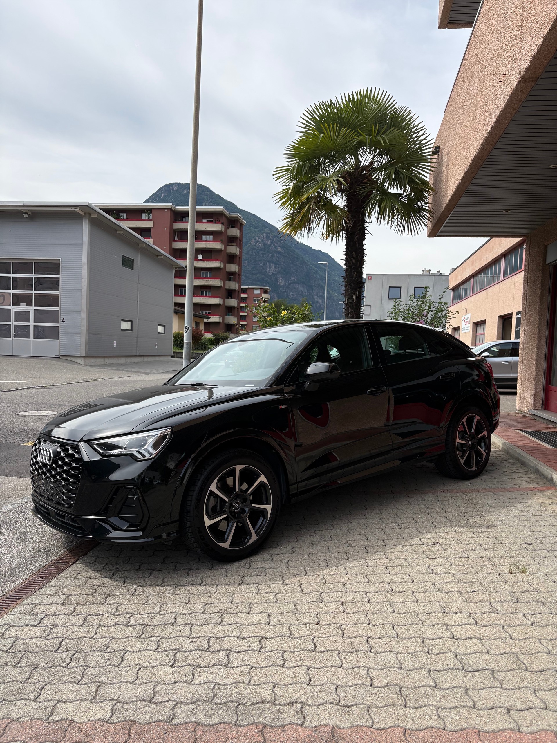 AUDI Q3 Sportback 40 TFSI S line quattro S-tronic-image-1