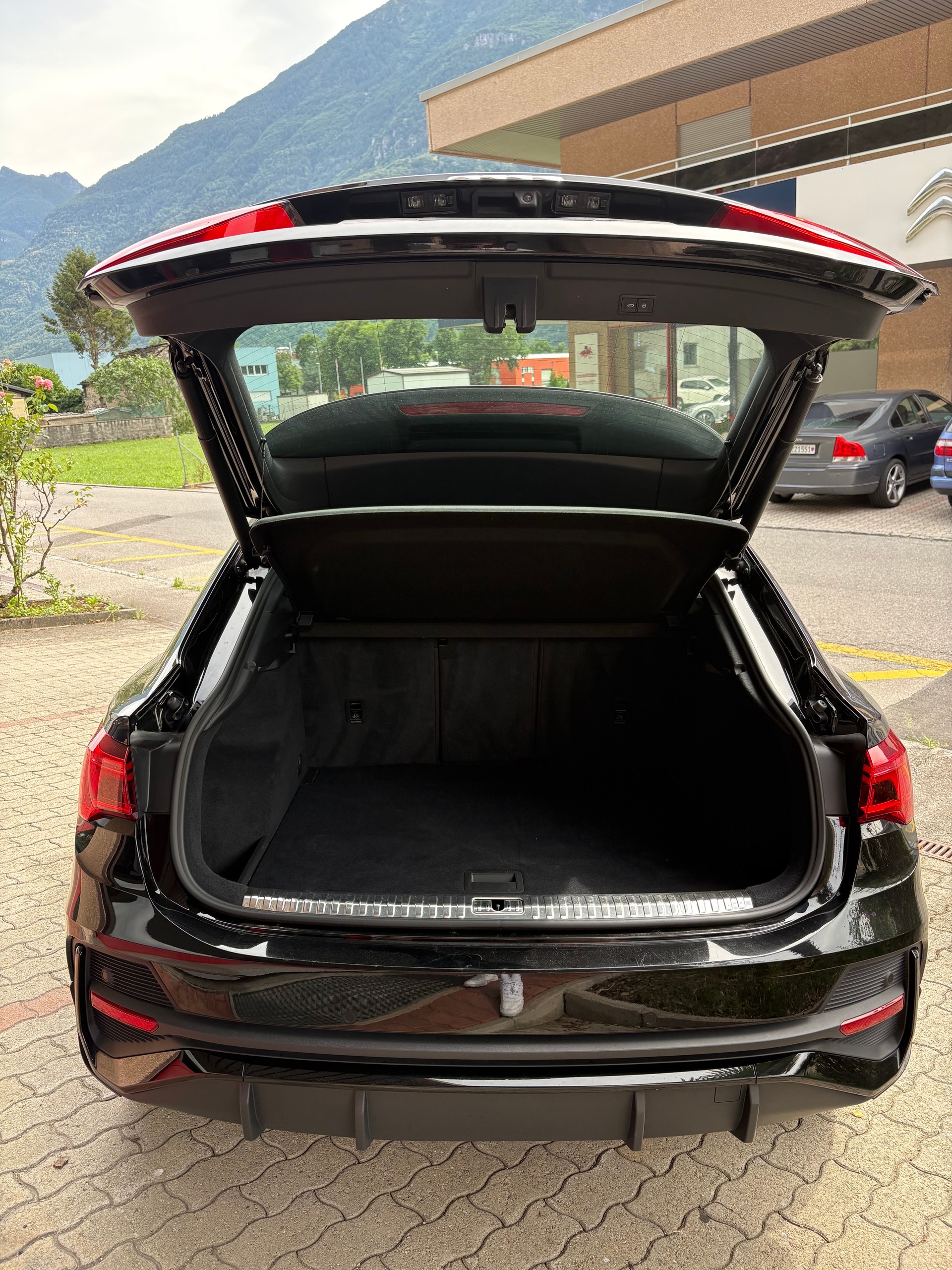 AUDI Q3 Sportback 40 TFSI S line quattro S-tronic-image-5