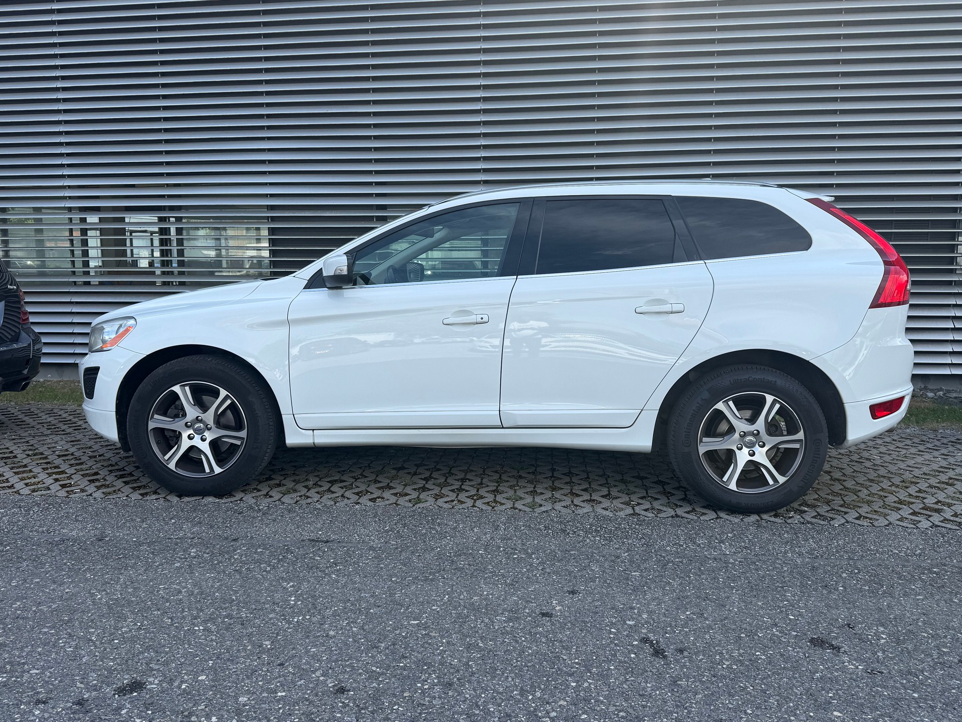 VOLVO XC60 D5 AWD Summum Geartronic-image-11