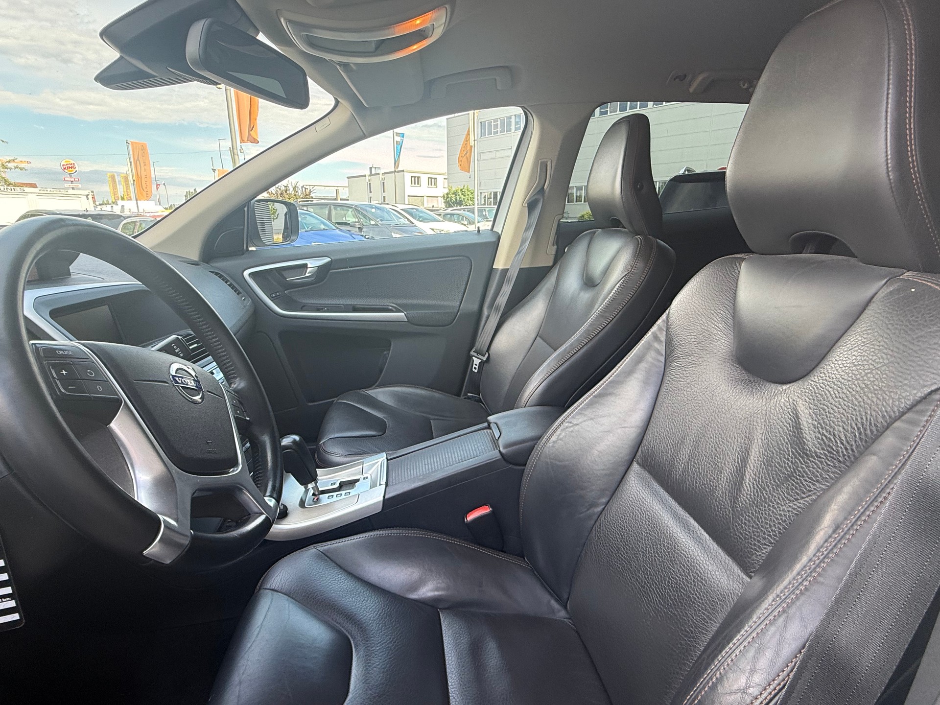 VOLVO XC60 D5 AWD Summum Geartronic-image-2