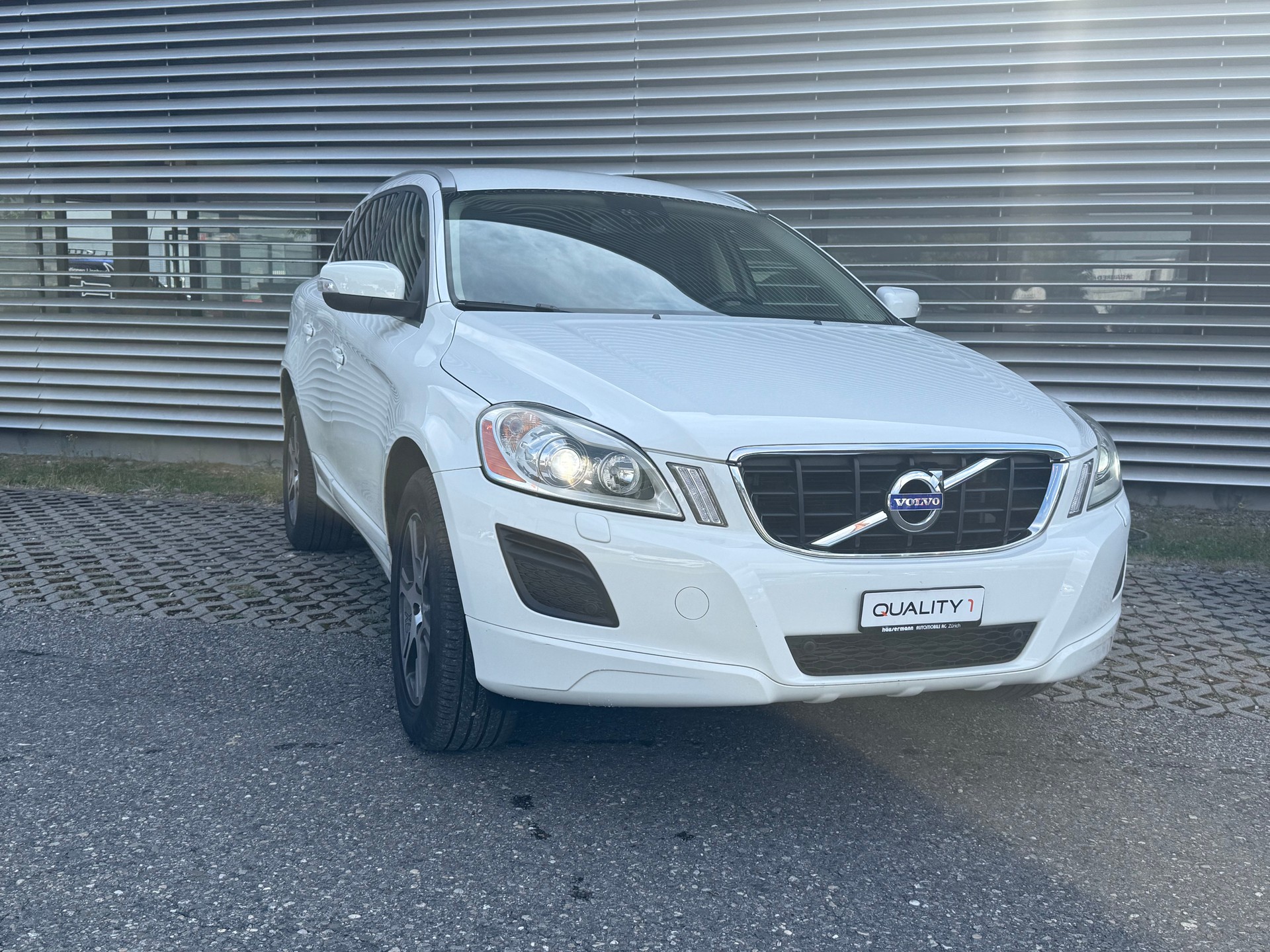 VOLVO XC60 D5 AWD Summum Geartronic-image-0