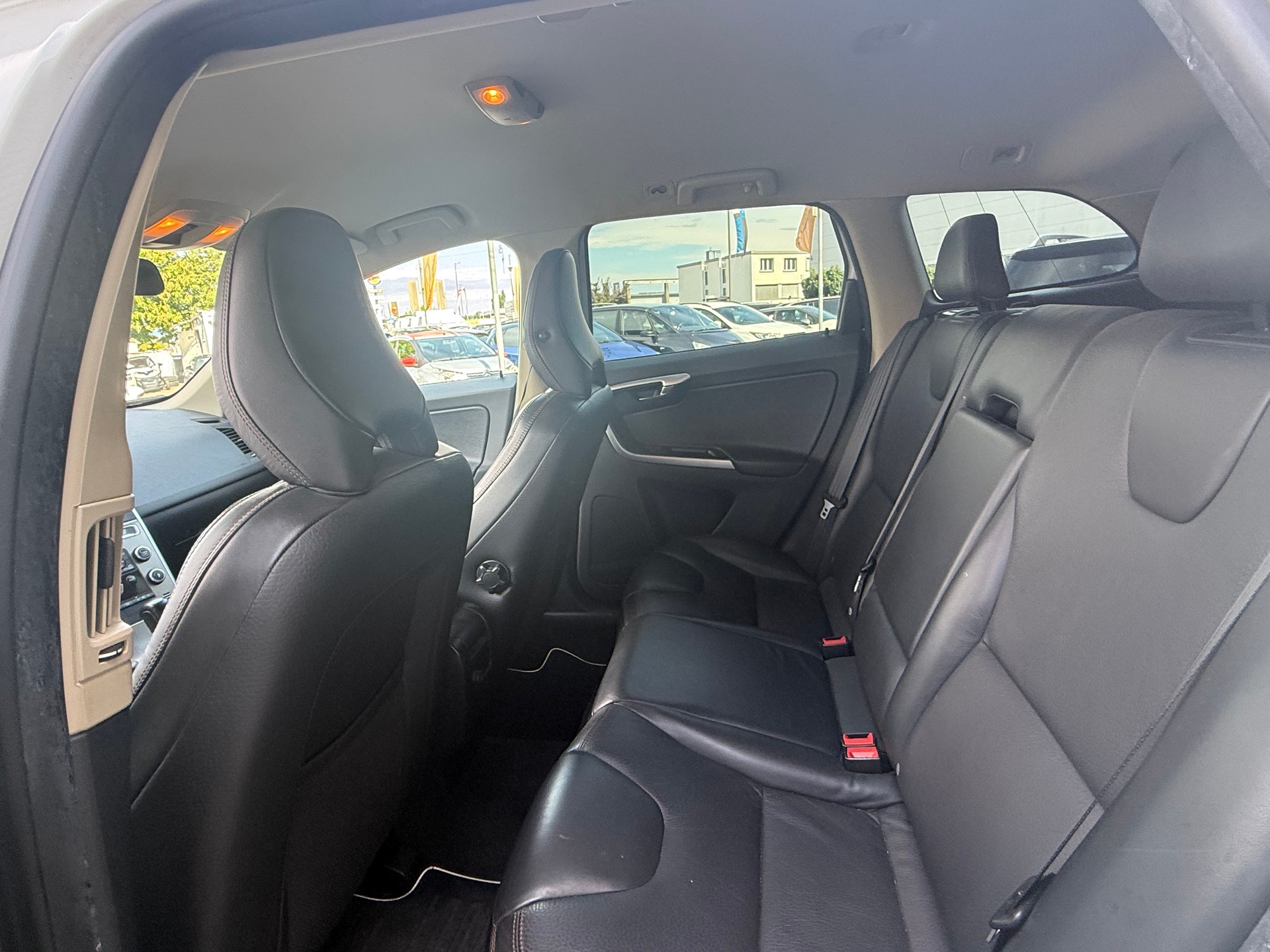 VOLVO XC60 D5 AWD Summum Geartronic-image-4