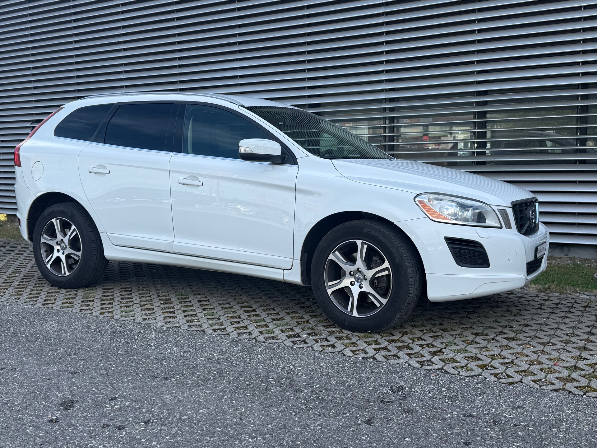 VOLVO XC60 D5 AWD Summum Geartronic-image-8