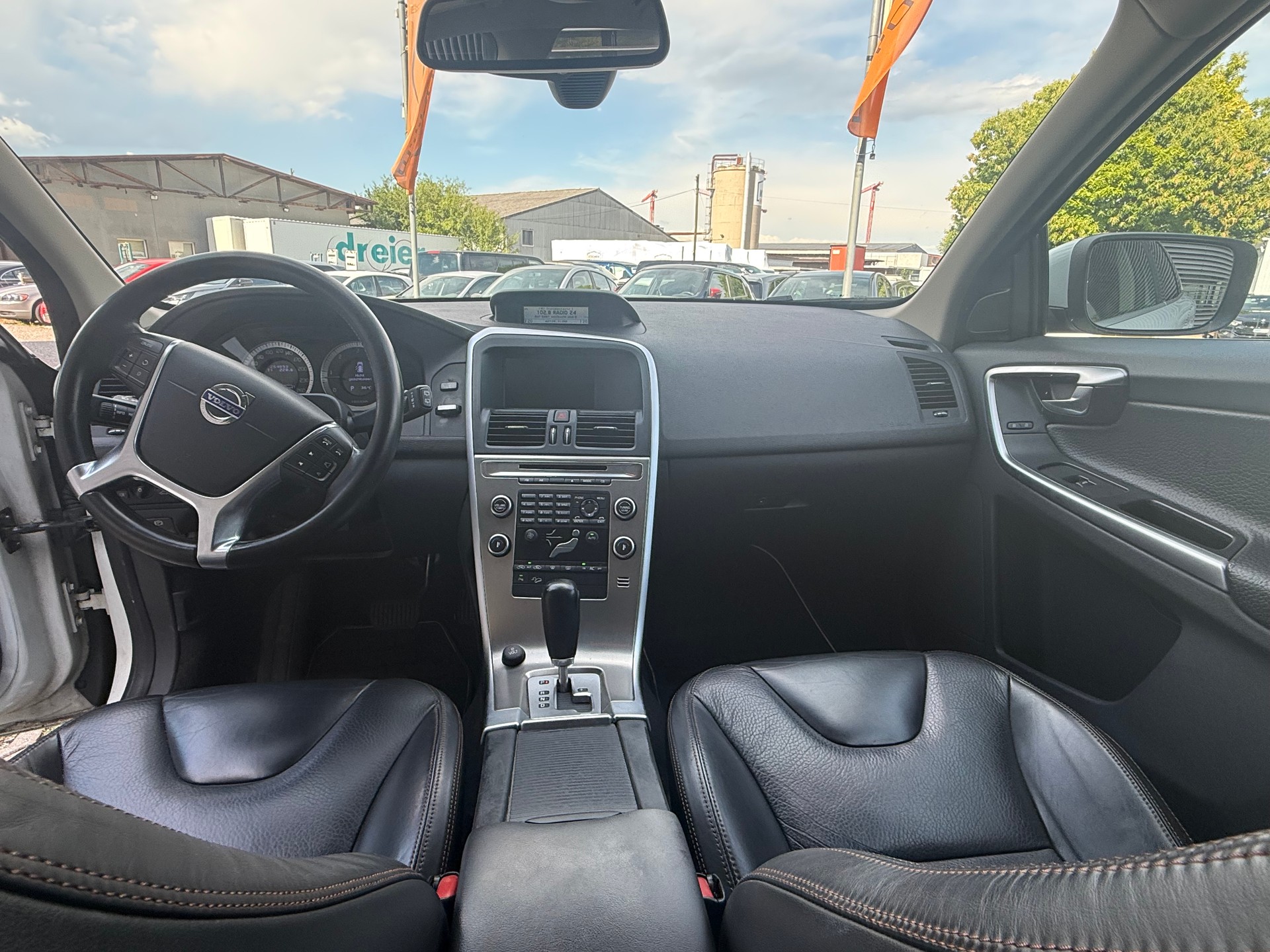 VOLVO XC60 D5 AWD Summum Geartronic-image-5