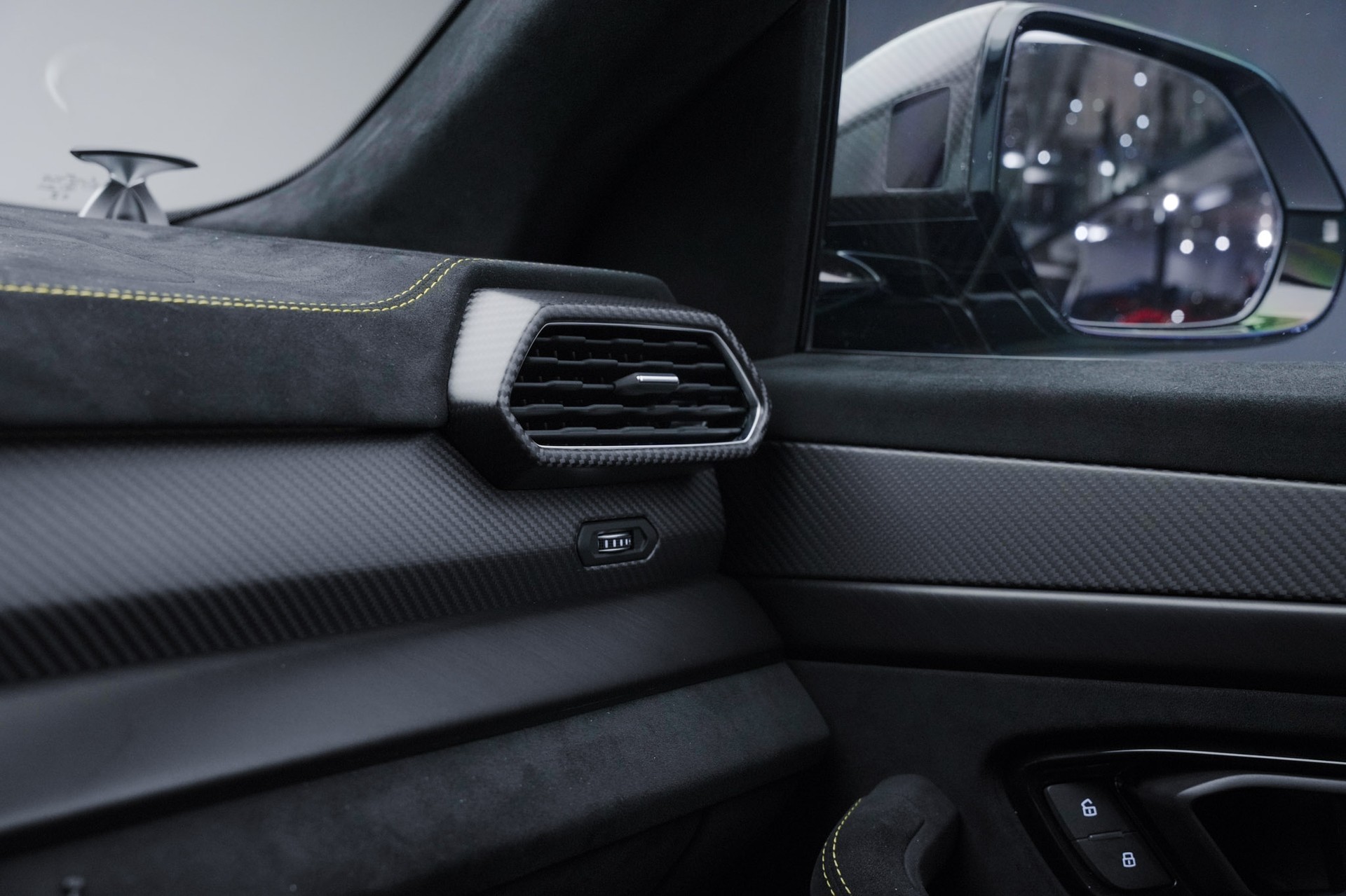 LAMBORGHINI Urus Performante *Full Carbon* *Akrapovic* *B&O*-image-57