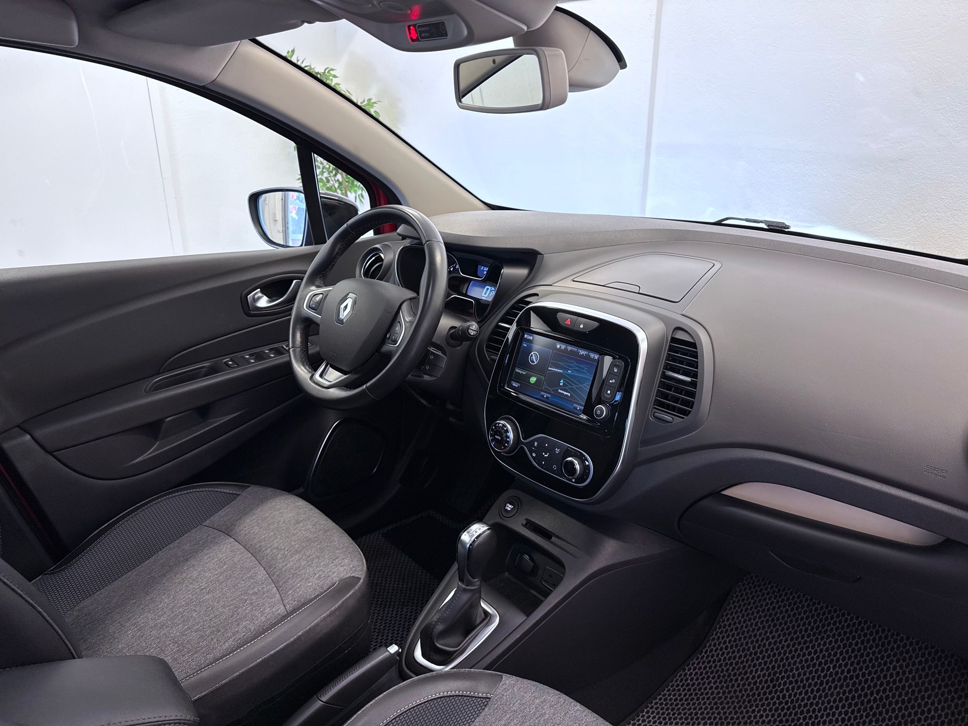 RENAULT Captur 1.2 T 16V 90th Anniversary EDC-image-23
