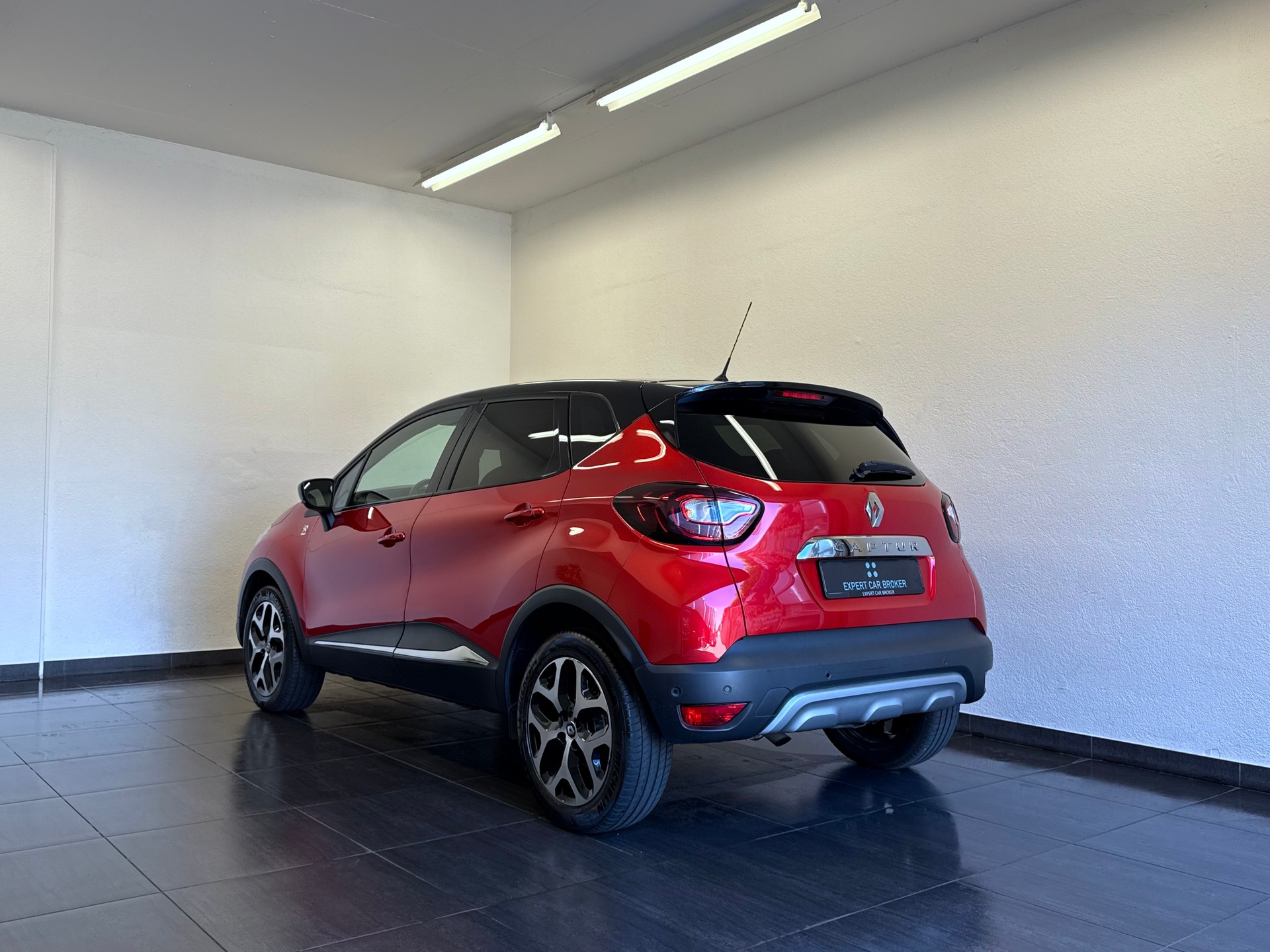 RENAULT Captur 1.2 T 16V 90th Anniversary EDC-image-9