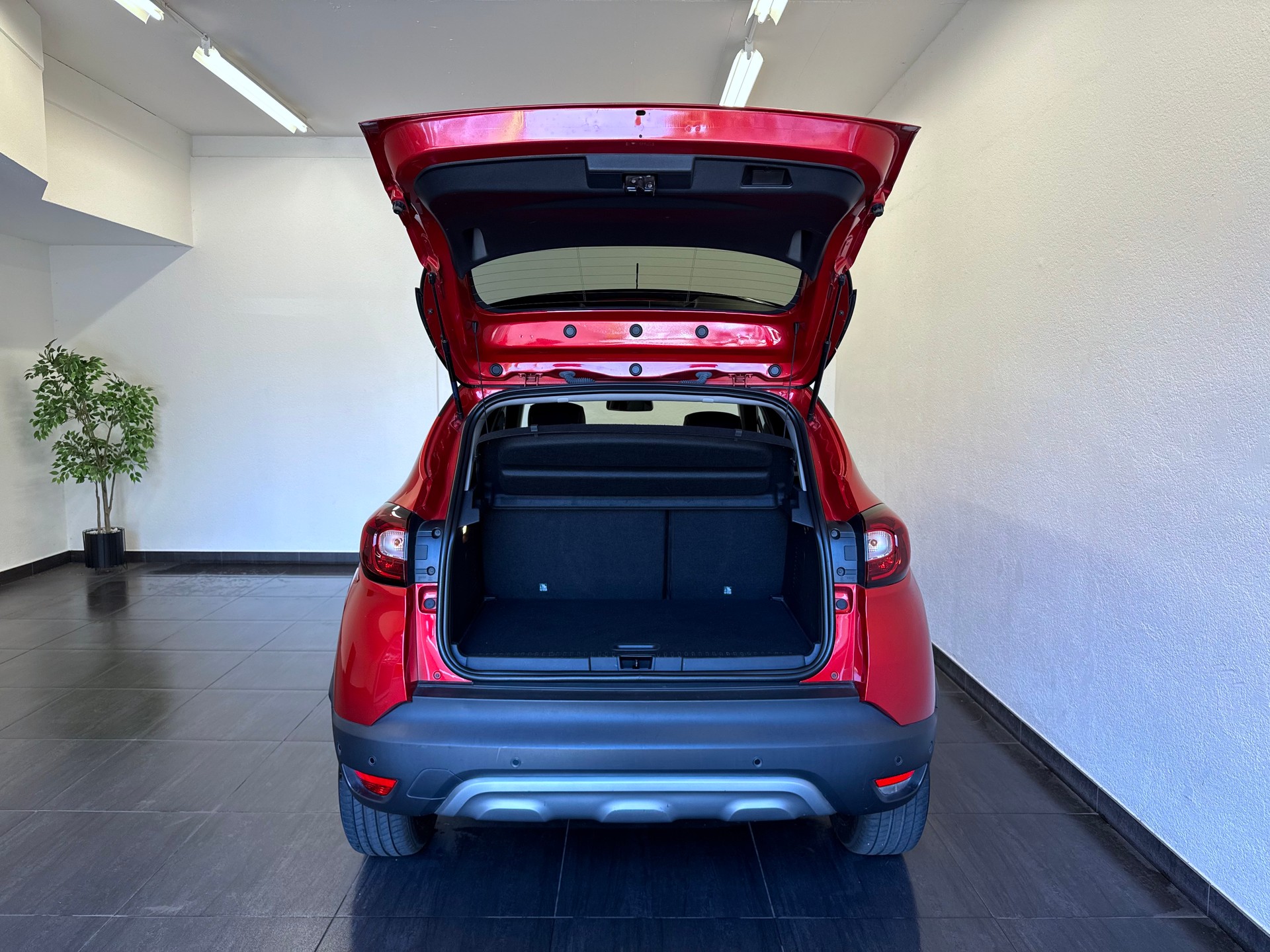 RENAULT Captur 1.2 T 16V 90th Anniversary EDC-image-11