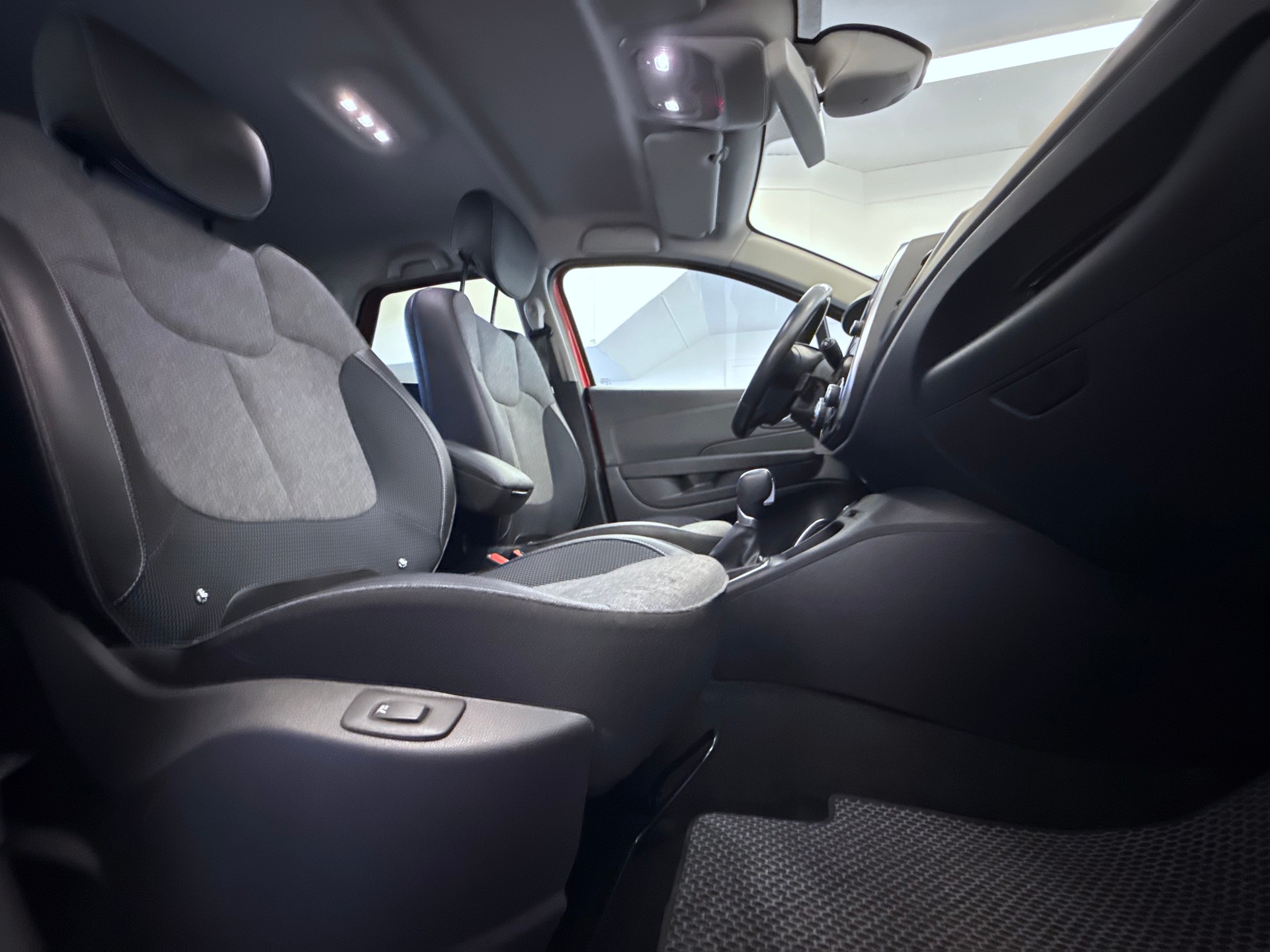 RENAULT Captur 1.2 T 16V 90th Anniversary EDC-image-26