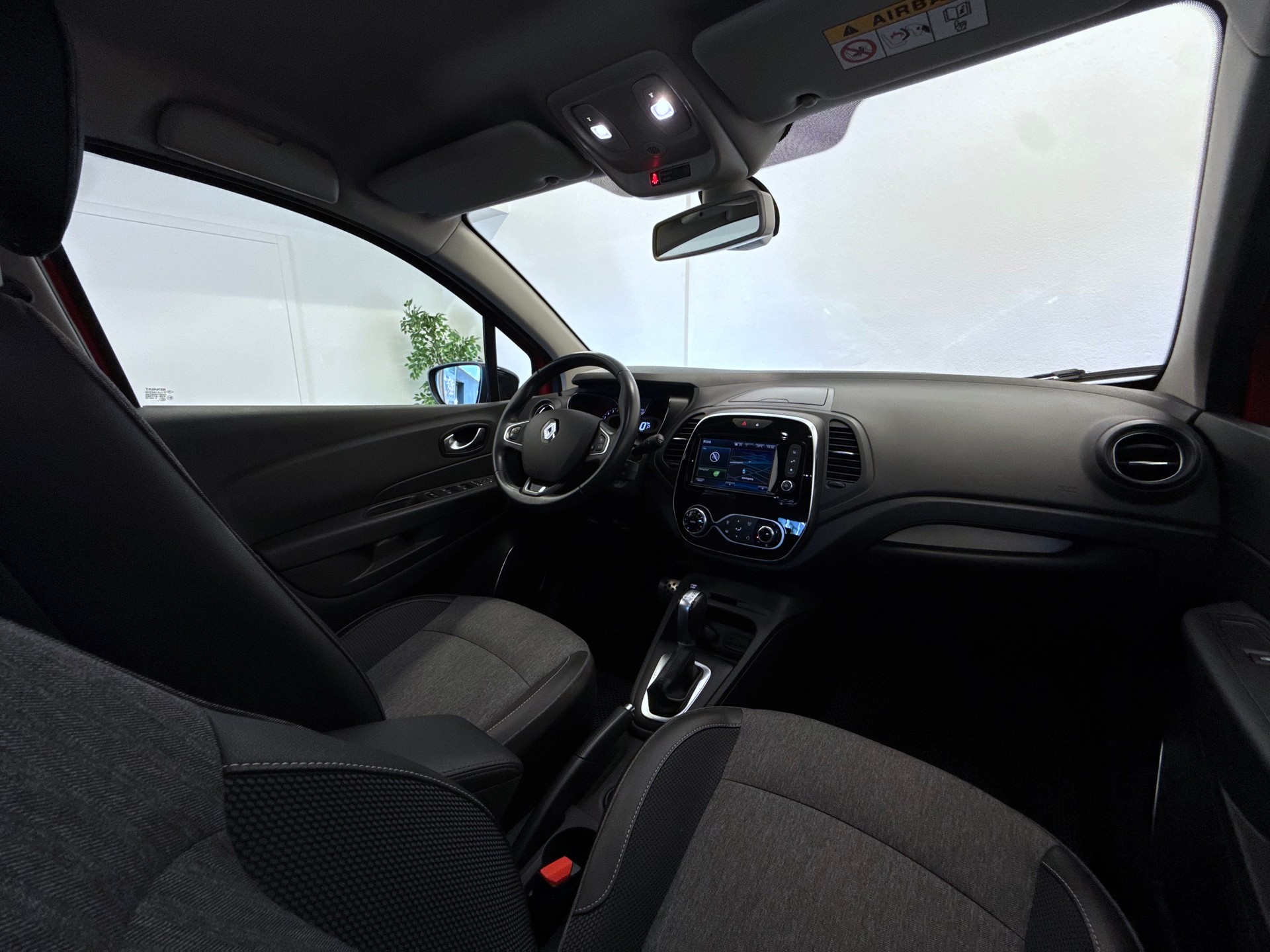 RENAULT Captur 1.2 T 16V 90th Anniversary EDC-image-25