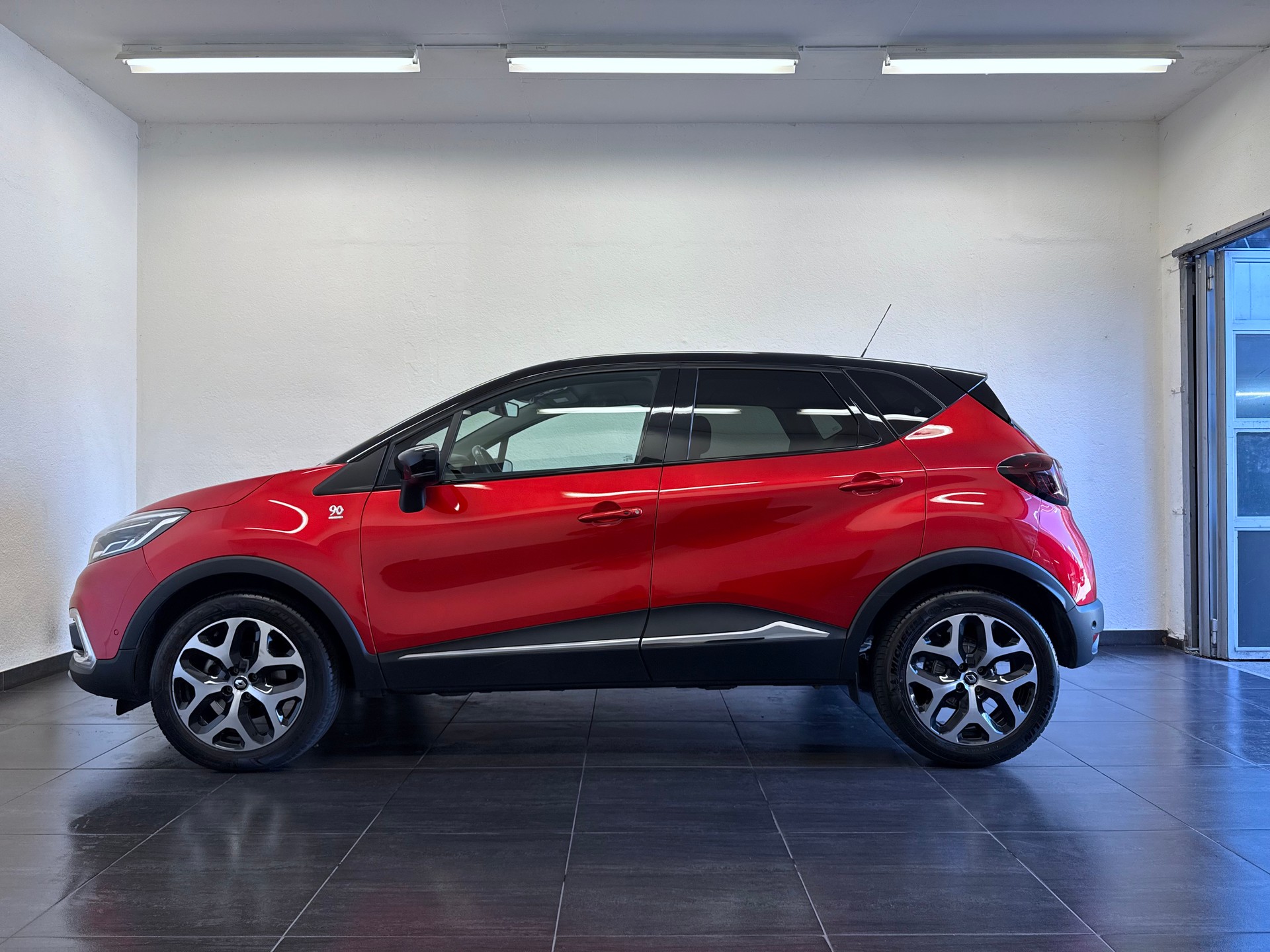 RENAULT Captur 1.2 T 16V 90th Anniversary EDC-image-6
