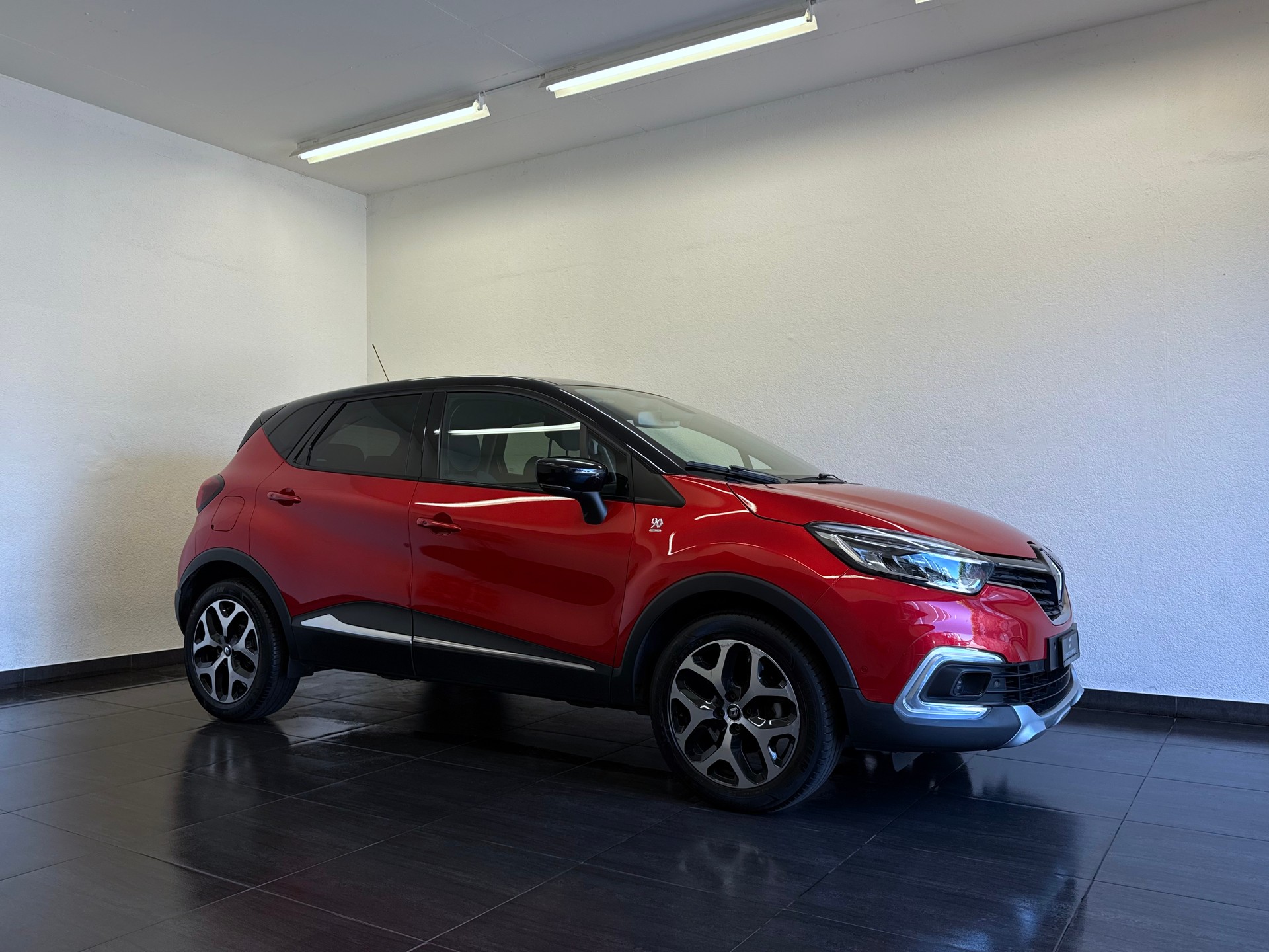 RENAULT Captur 1.2 T 16V 90th Anniversary EDC-image-0