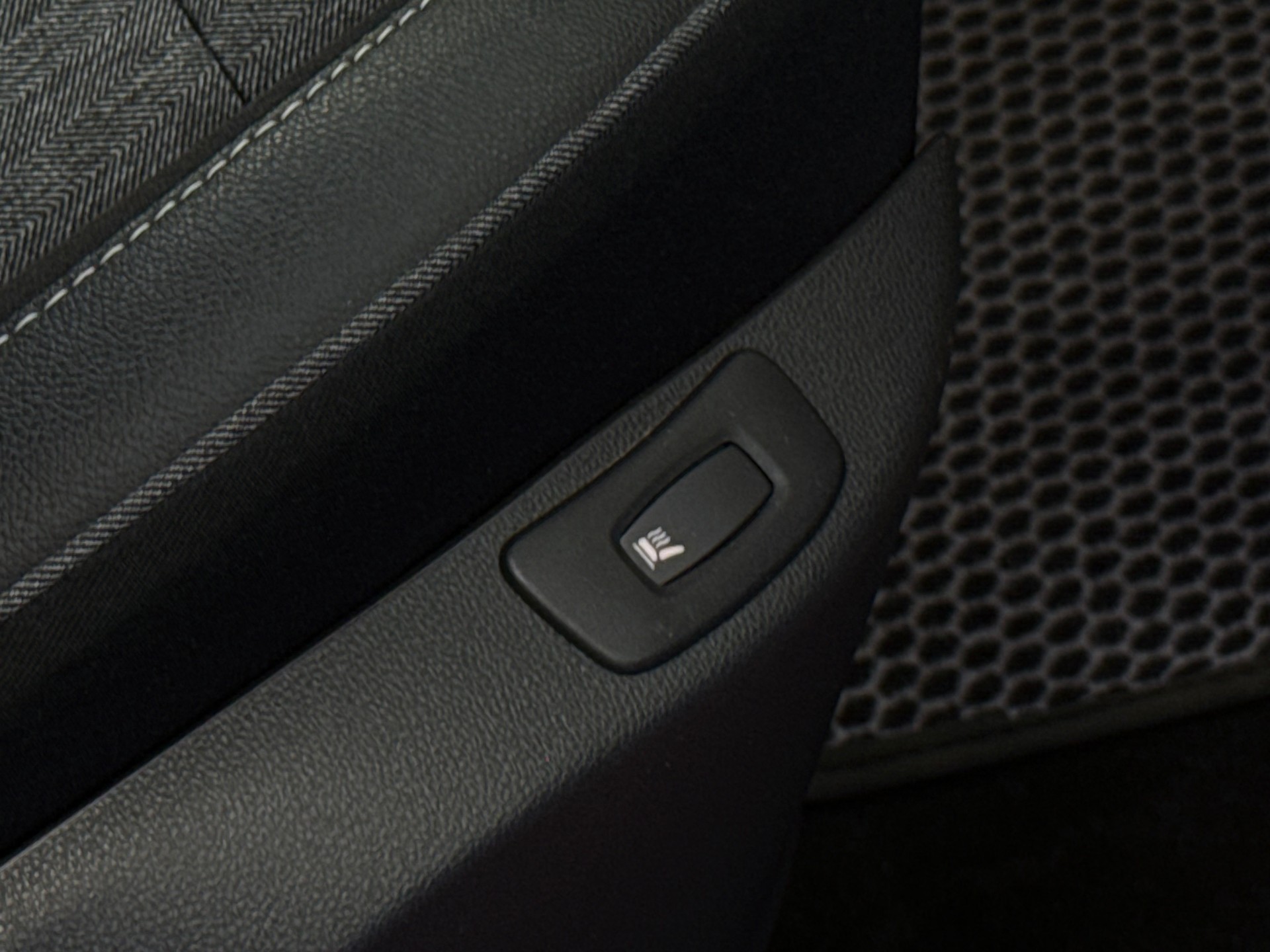 RENAULT Captur 1.2 T 16V 90th Anniversary EDC-image-24