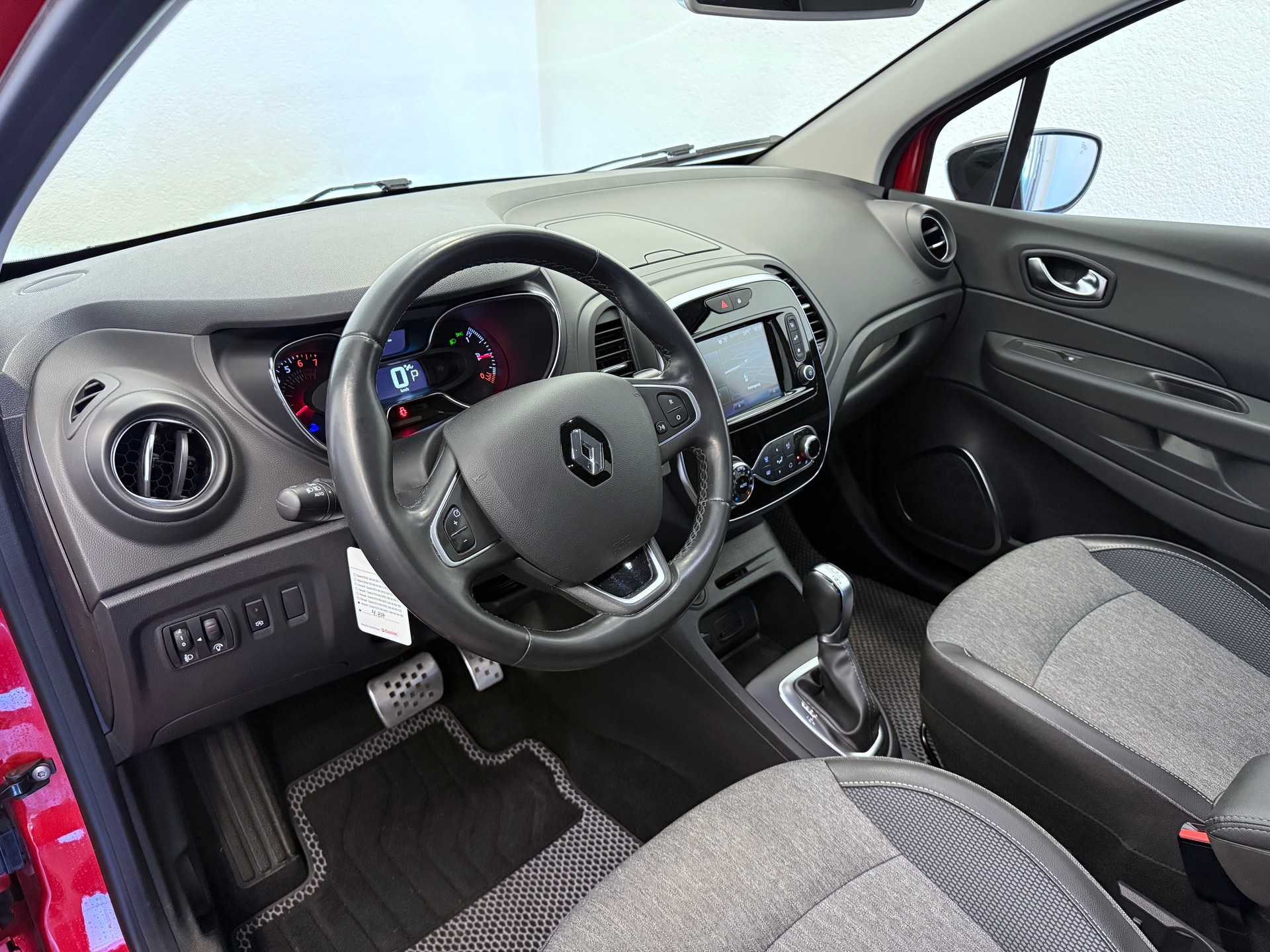 RENAULT Captur 1.2 T 16V 90th Anniversary EDC-image-13