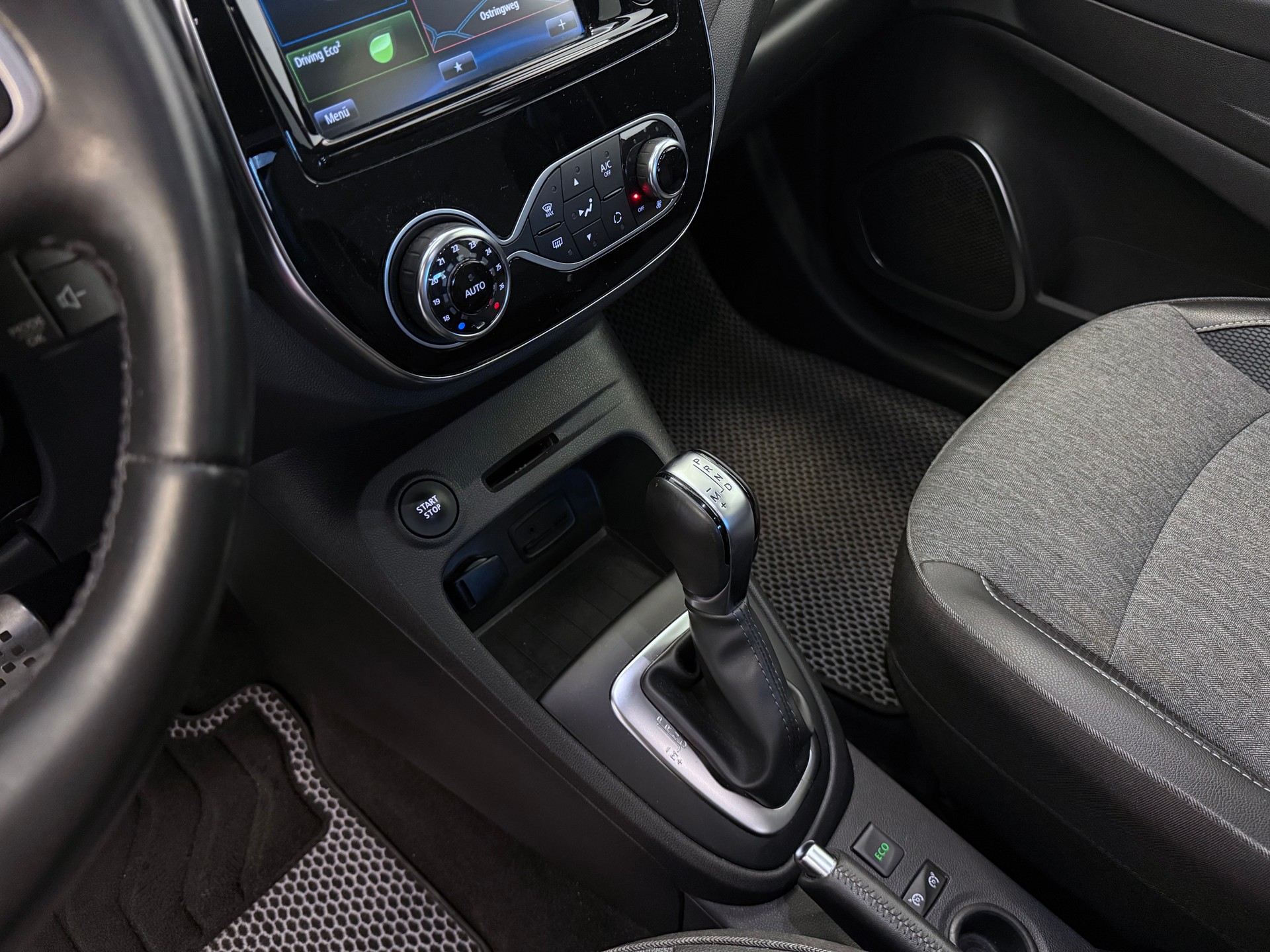 RENAULT Captur 1.2 T 16V 90th Anniversary EDC-image-19