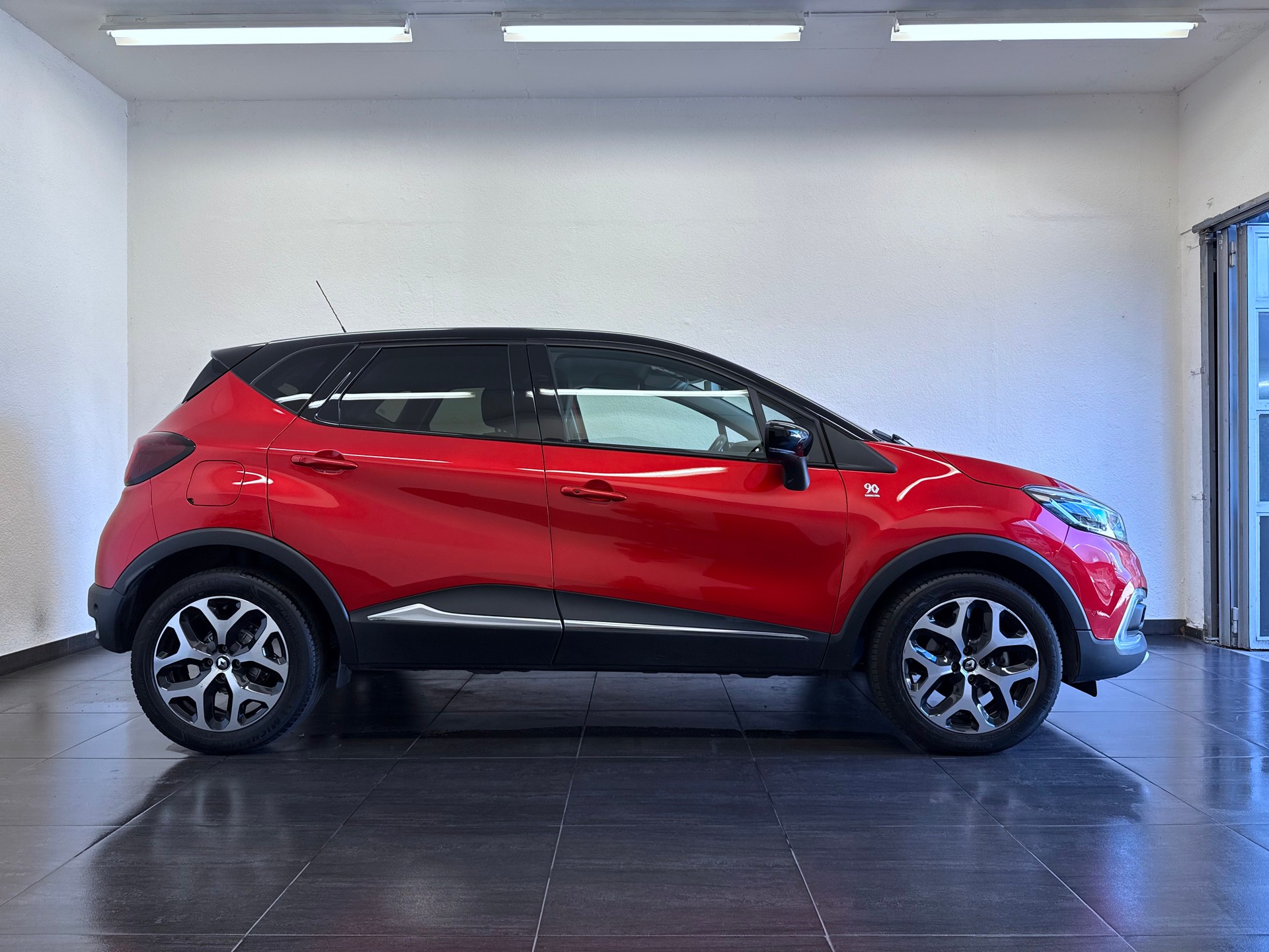 RENAULT Captur 1.2 T 16V 90th Anniversary EDC-image-4