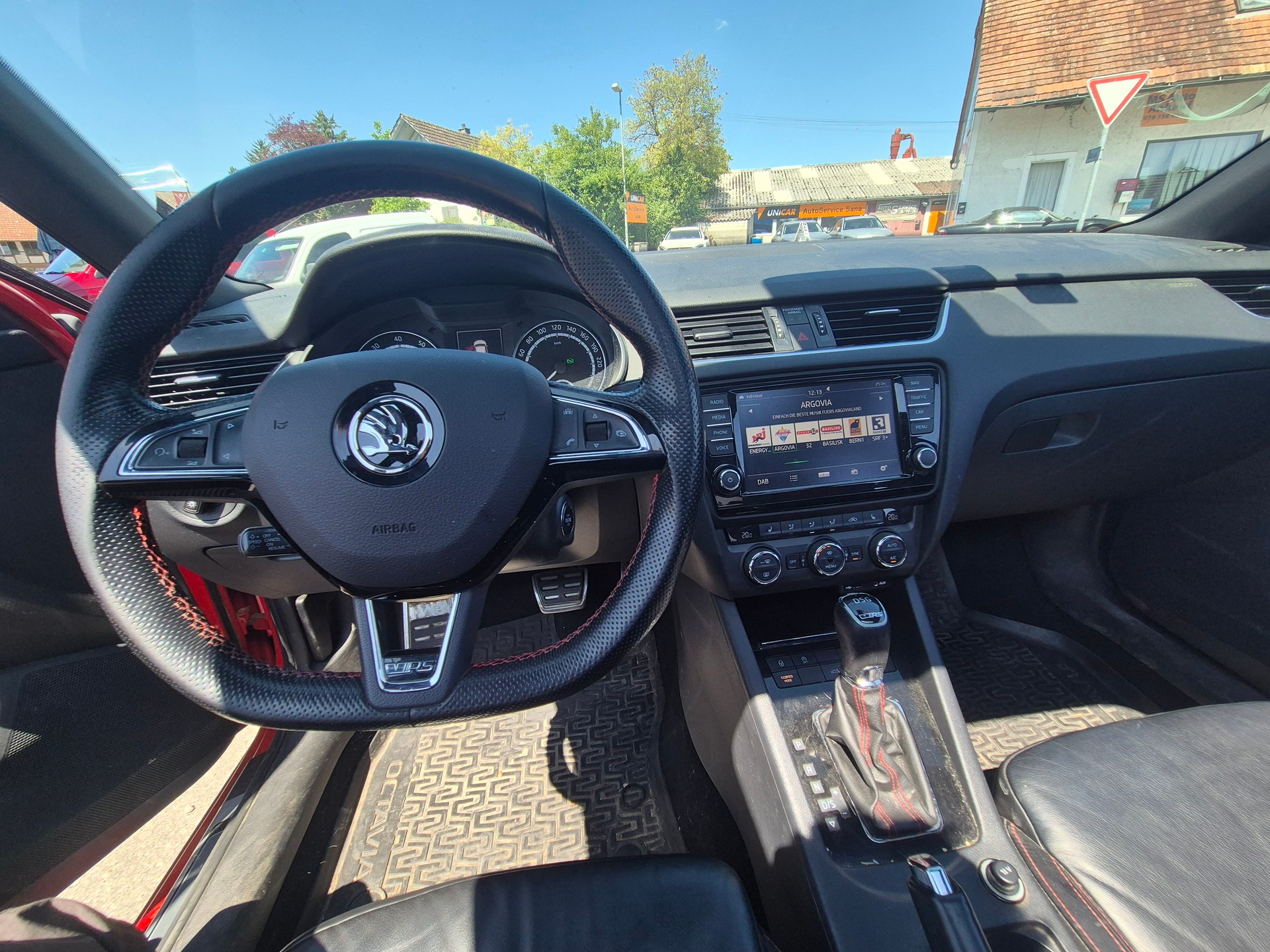 SKODA Octavia Combi RS 230PS Automat Top Ausstattung-image-13