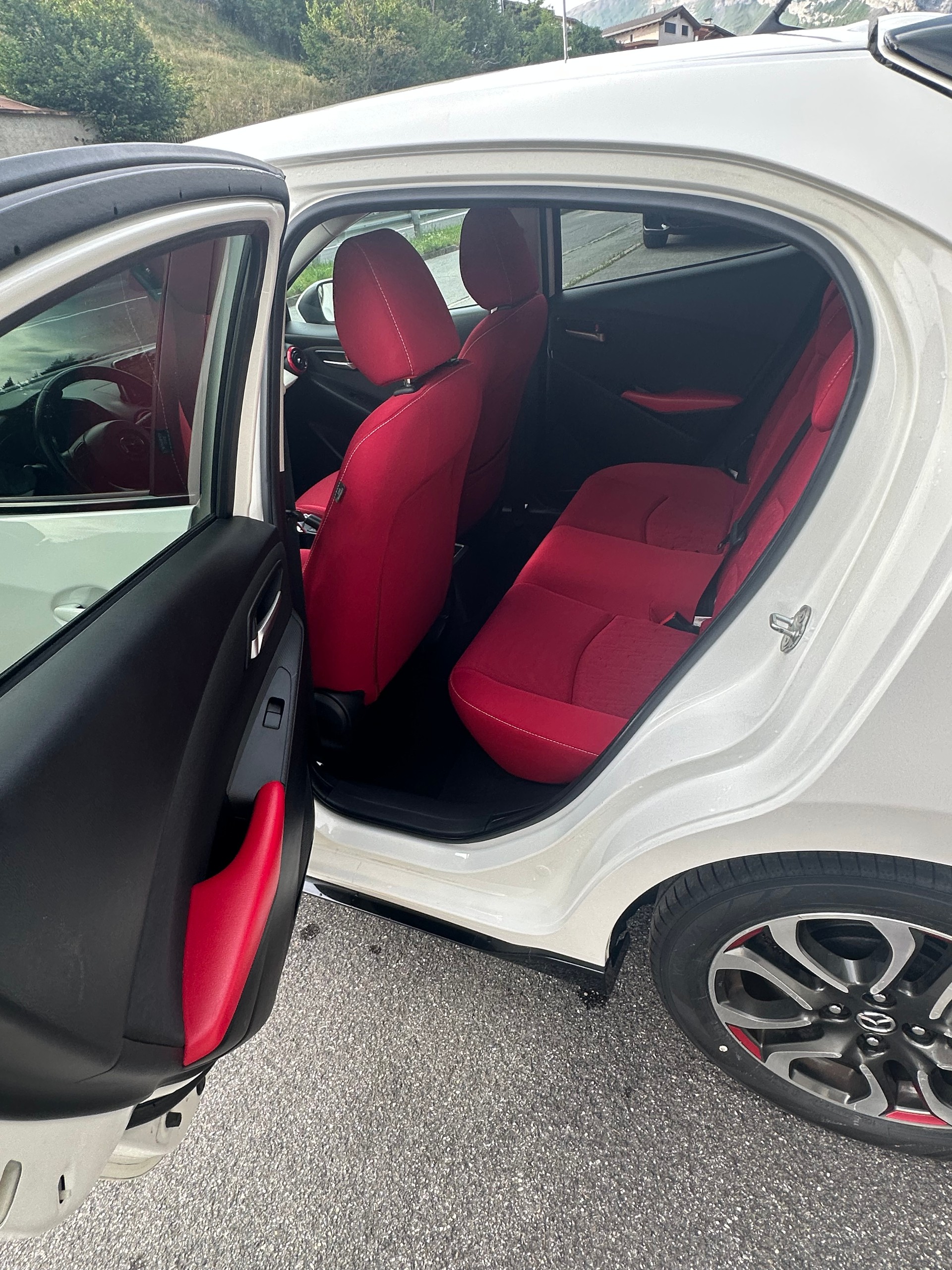 MAZDA 1.5 90 Swiss Edition-image-5