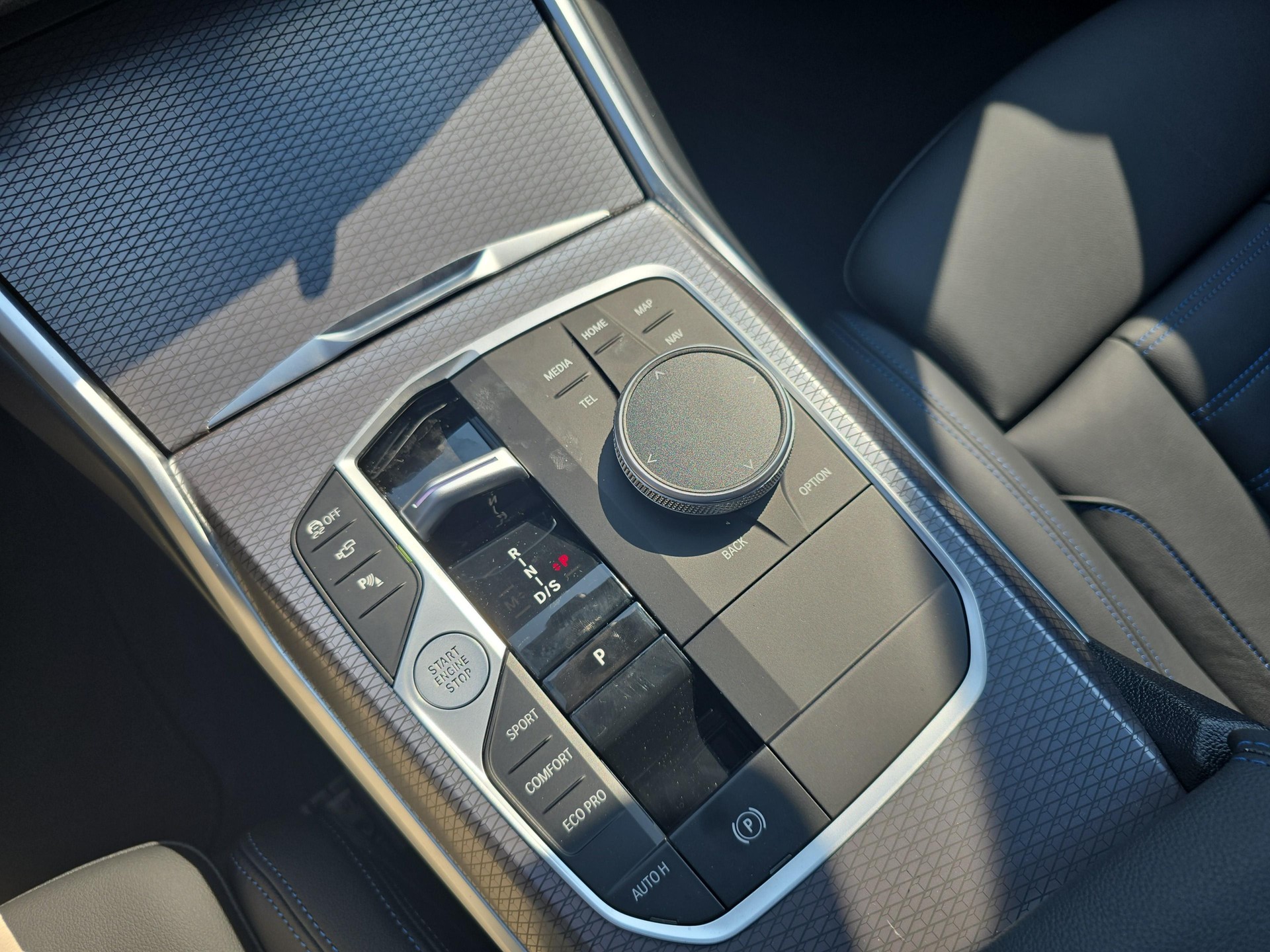 BMW 320d xDrive Touring-image-15