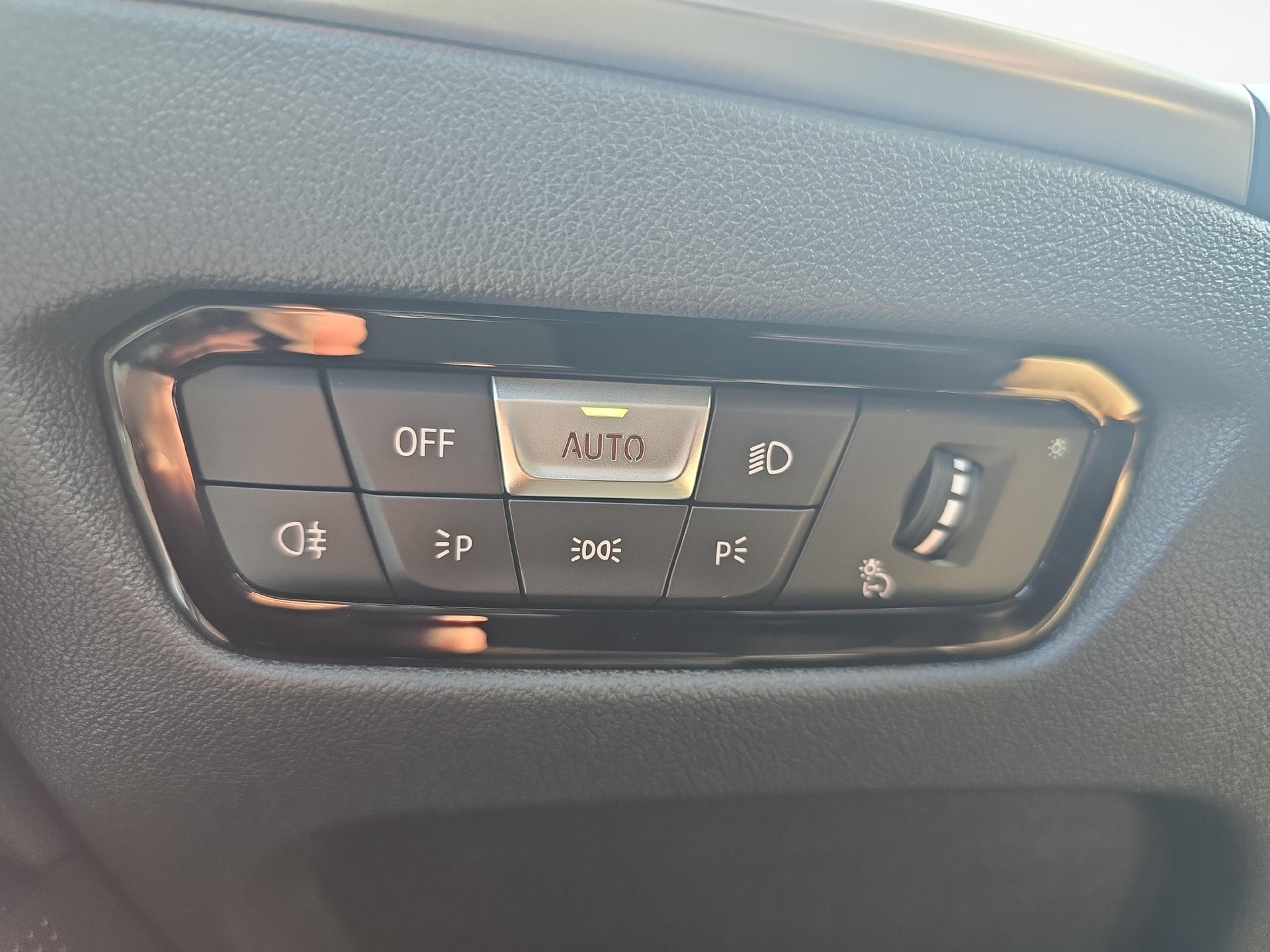 BMW 320d xDrive Touring-image-16