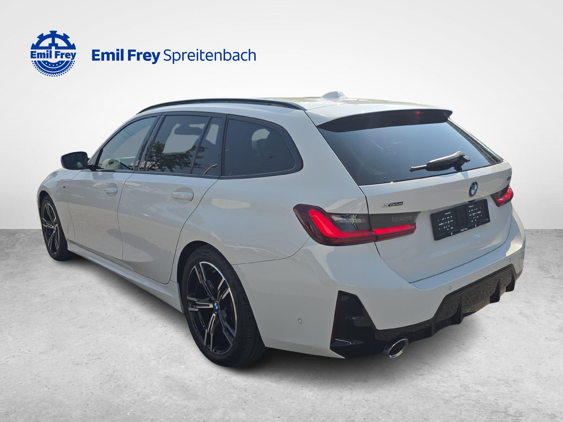 BMW 320d xDrive Touring-image-2