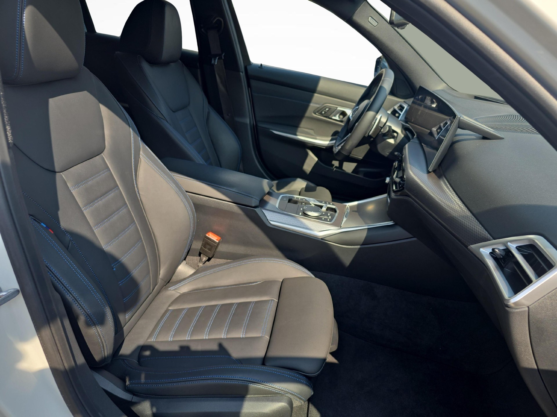 BMW 320d xDrive Touring-image-9