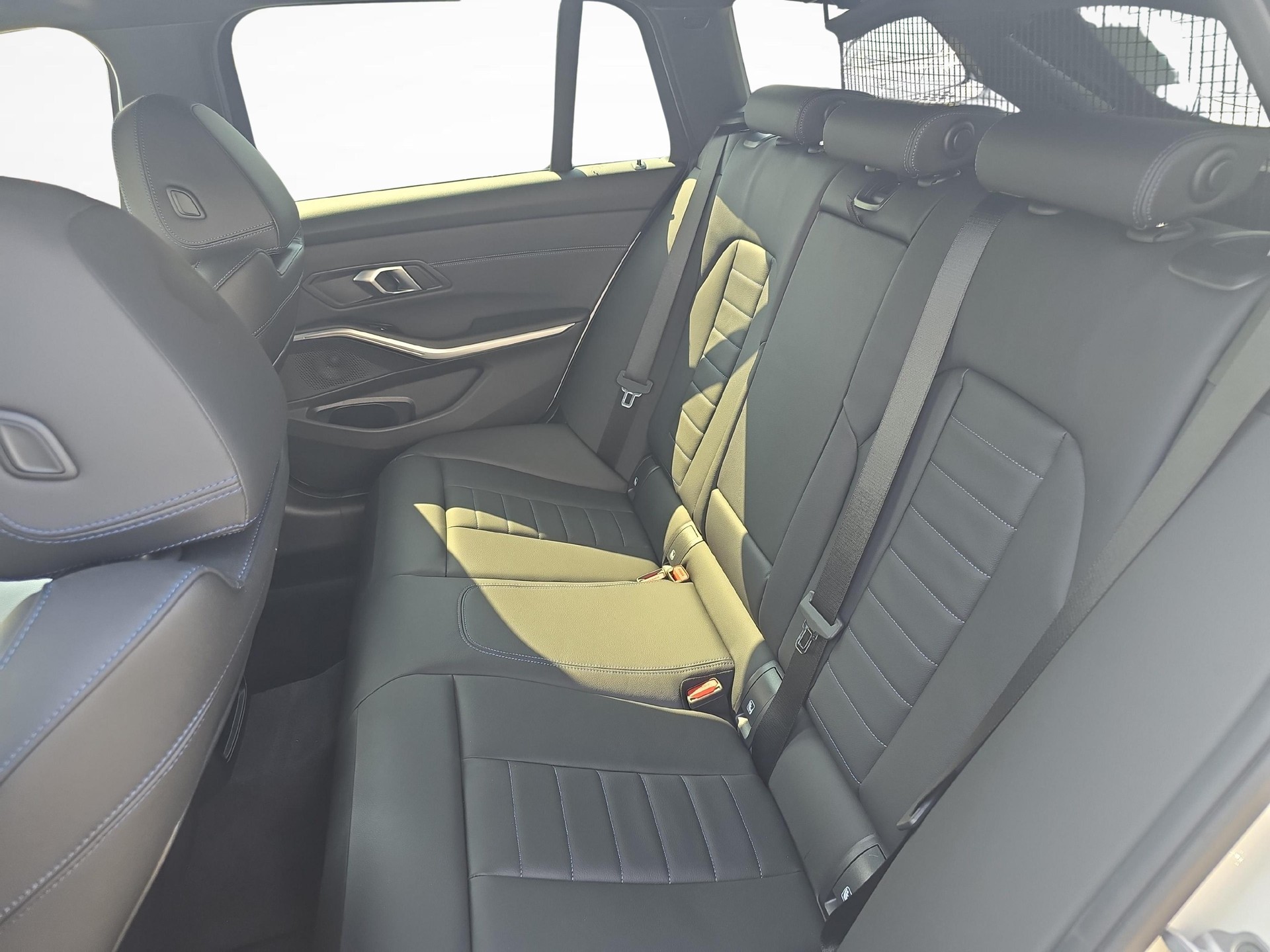 BMW 320d xDrive Touring-image-10