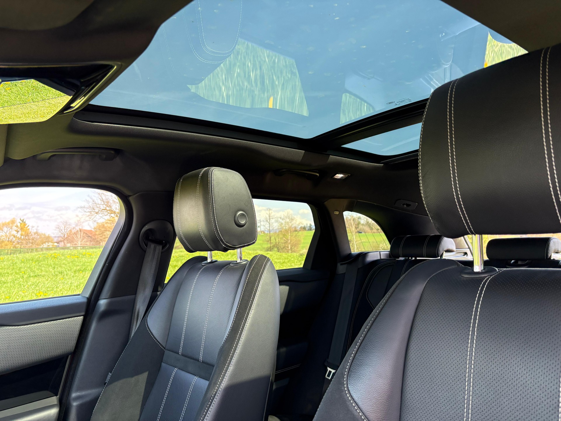 LAND ROVER 3.0 D 300 R-Dynamic S-image-4