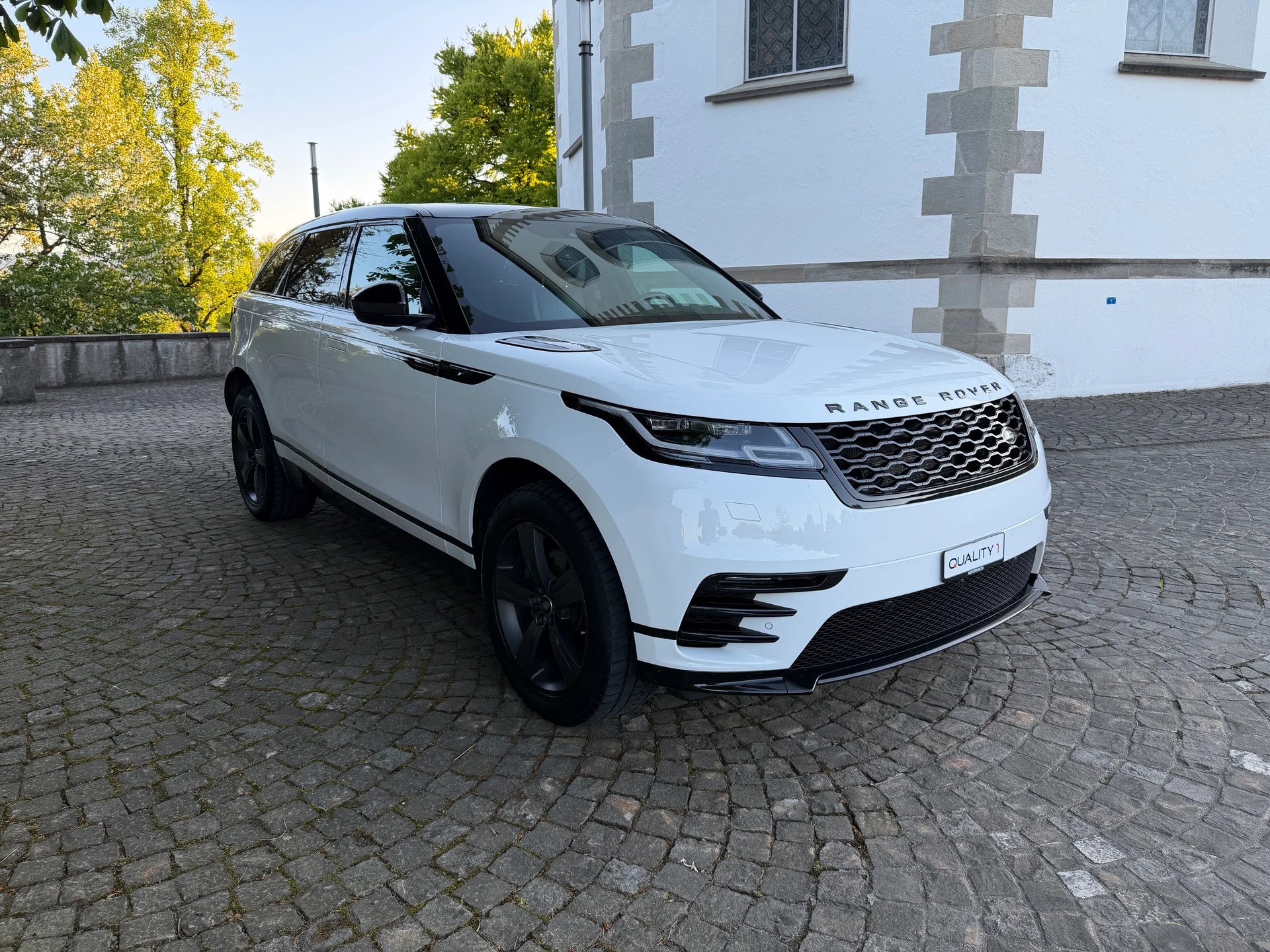 LAND ROVER Range Rover Velar R-Dynamic P 250 HSE Automatic / Ab MFK /Service gepflegt /36 Monate Garantie exkl./Meridian/LED/Bi-Color Leder-image-3