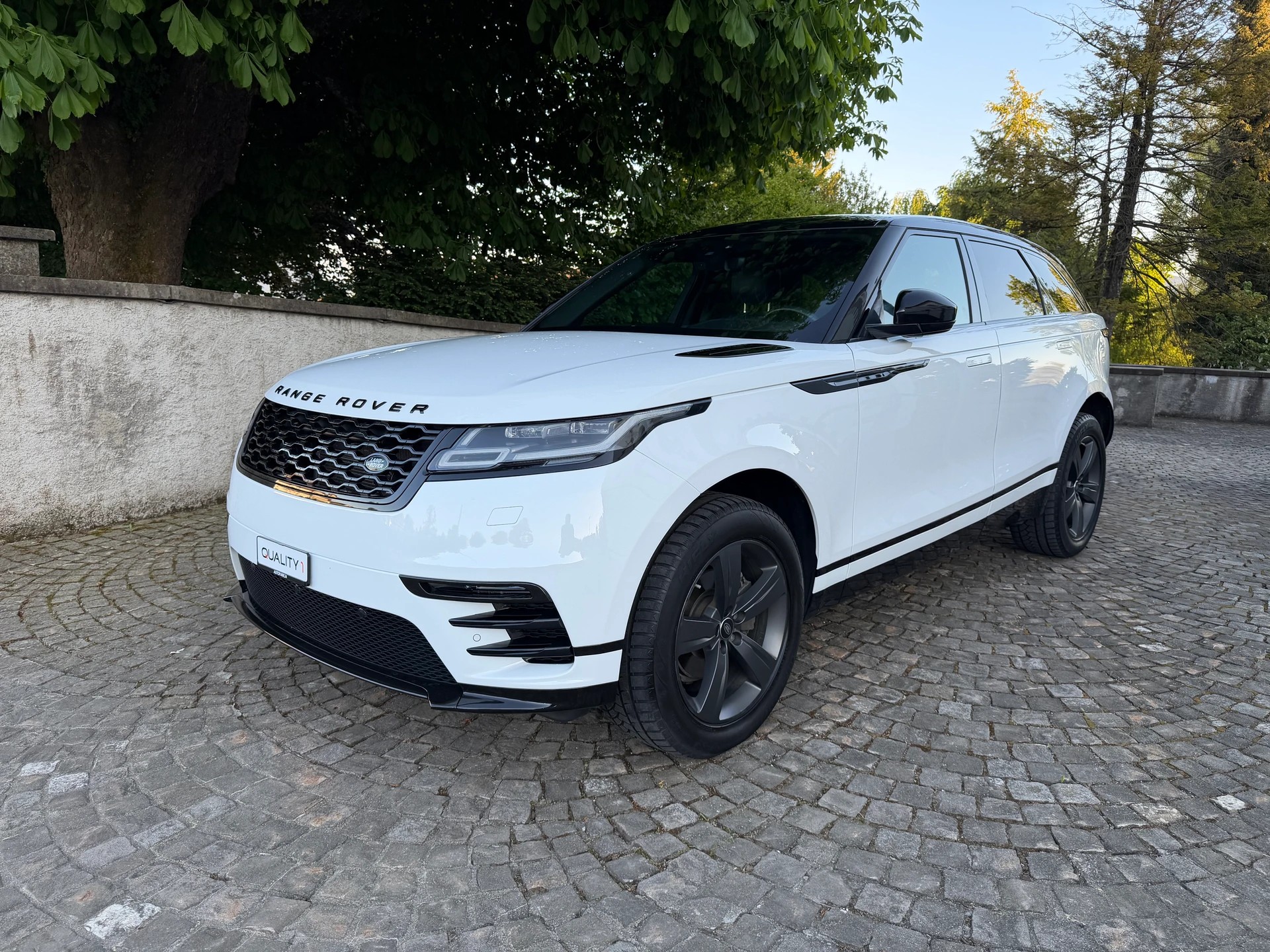 LAND ROVER Range Rover Velar R-Dynamic P 250 HSE Automatic / Ab MFK /Service gepflegt /36 Monate Garantie exkl./Meridian/LED/Bi-Color Leder-image-0