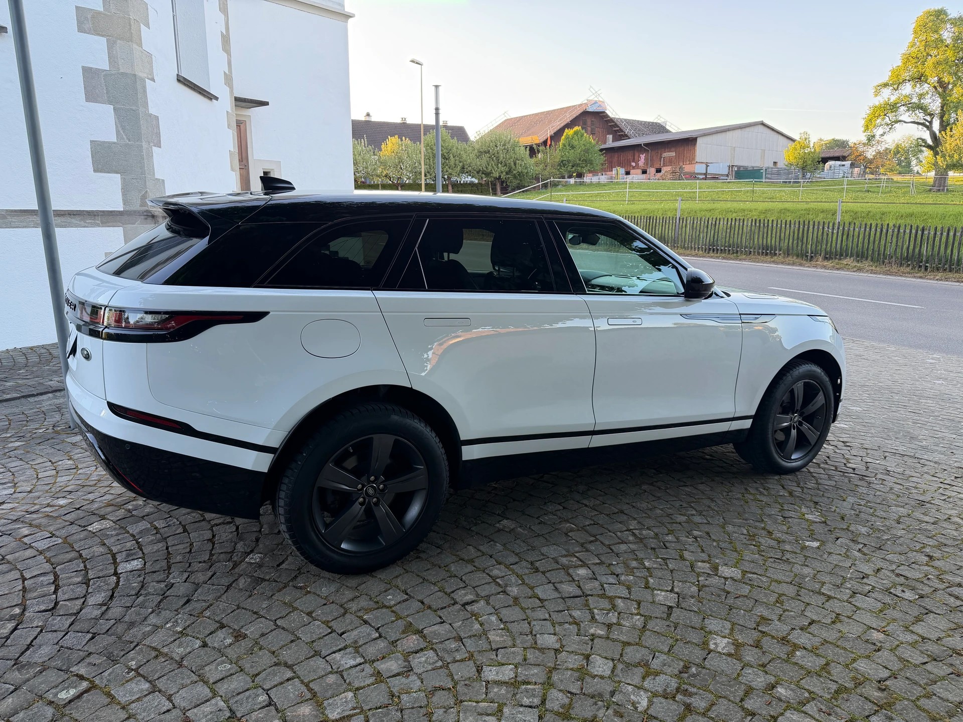 LAND ROVER Range Rover Velar R-Dynamic P 250 HSE Automatic / Ab MFK /Service gepflegt /36 Monate Garantie exkl./Meridian/LED/Bi-Color Leder-image-4