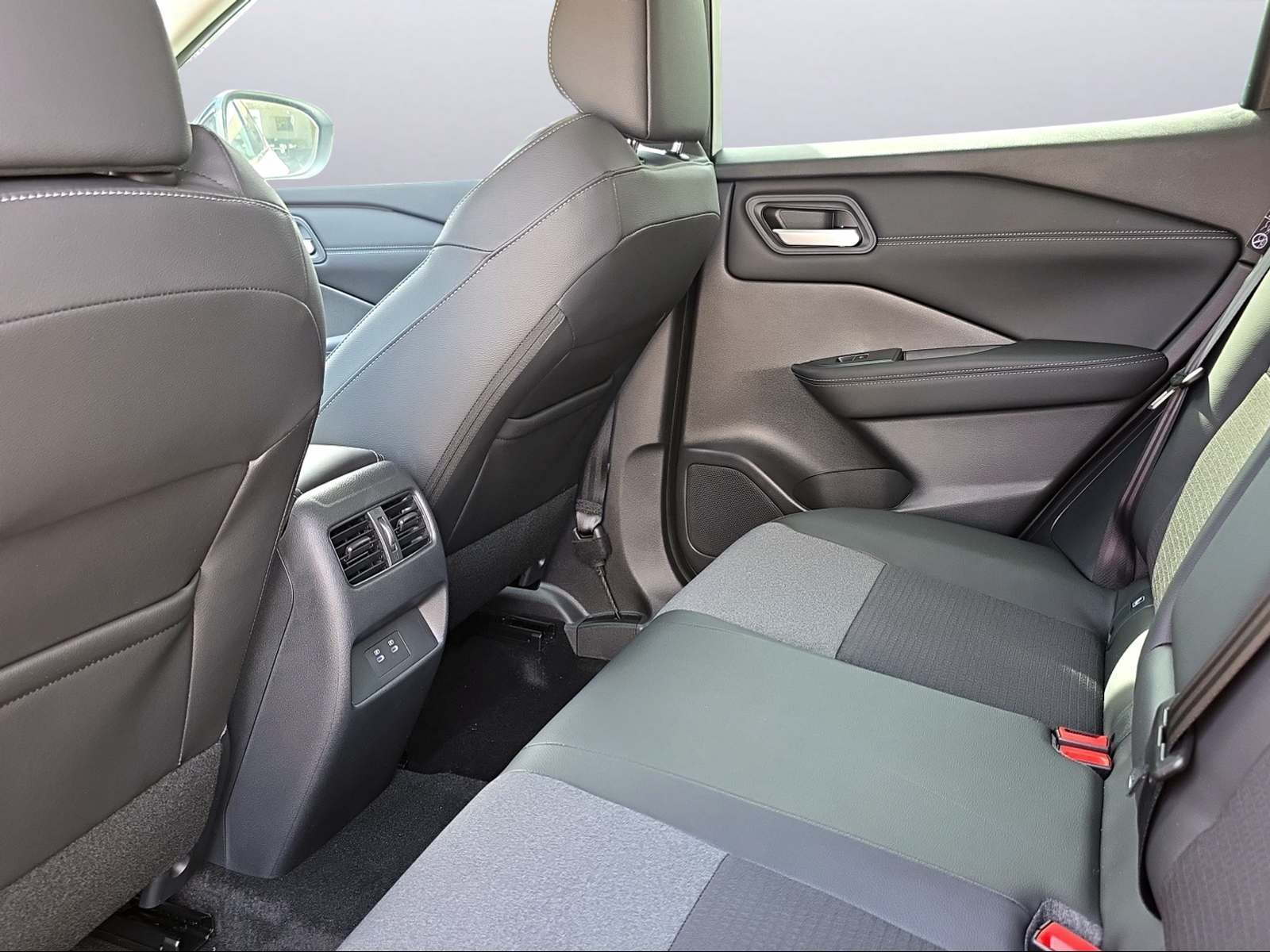 NISSAN Qashqai 1.5 VC-T N-Connecta-image-6