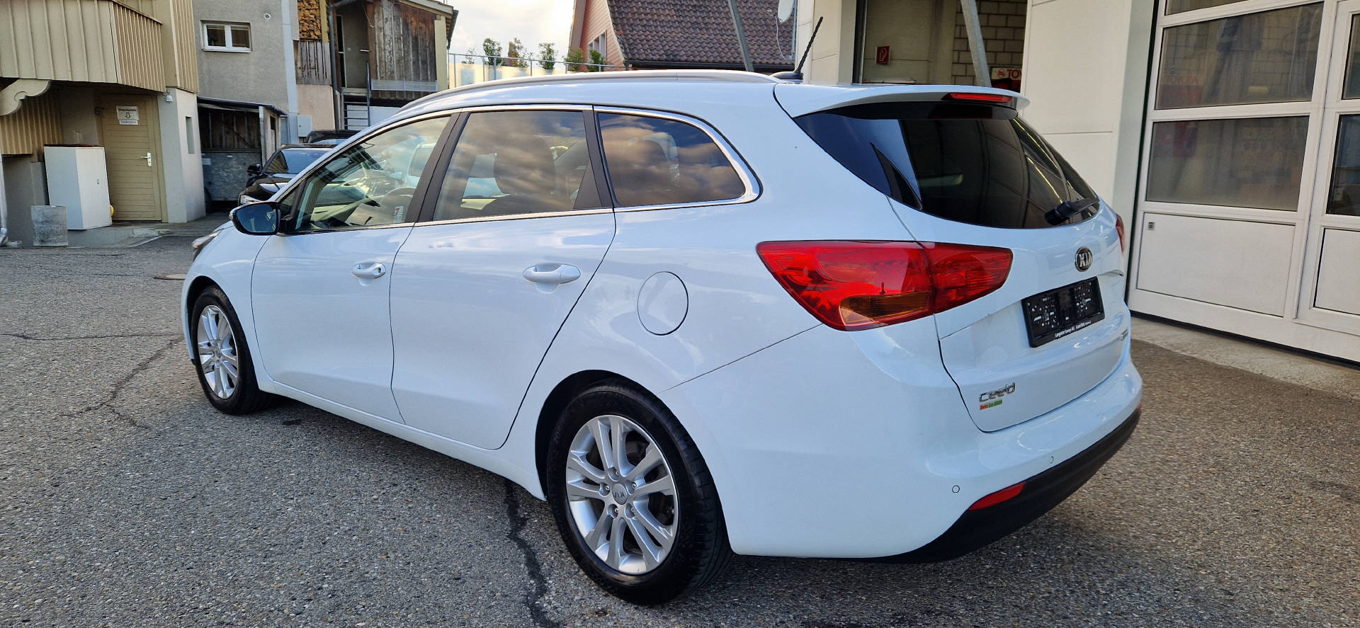 KIA Ceed Sportswagon 1.6 CRDi Swiss Eco Edition-image-14